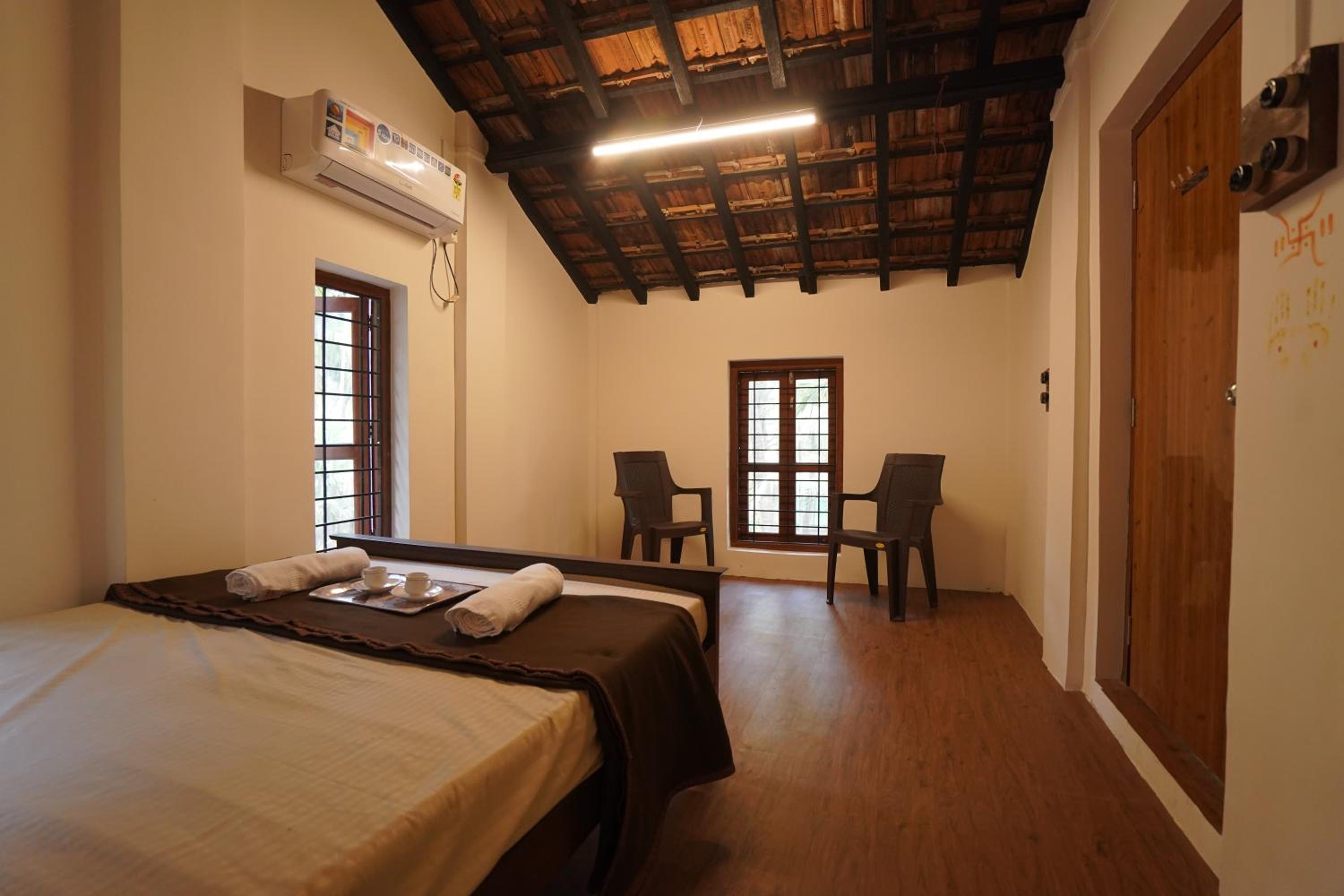 Deluxe Double Room (2 Adults + 1 Child) - Photo 1