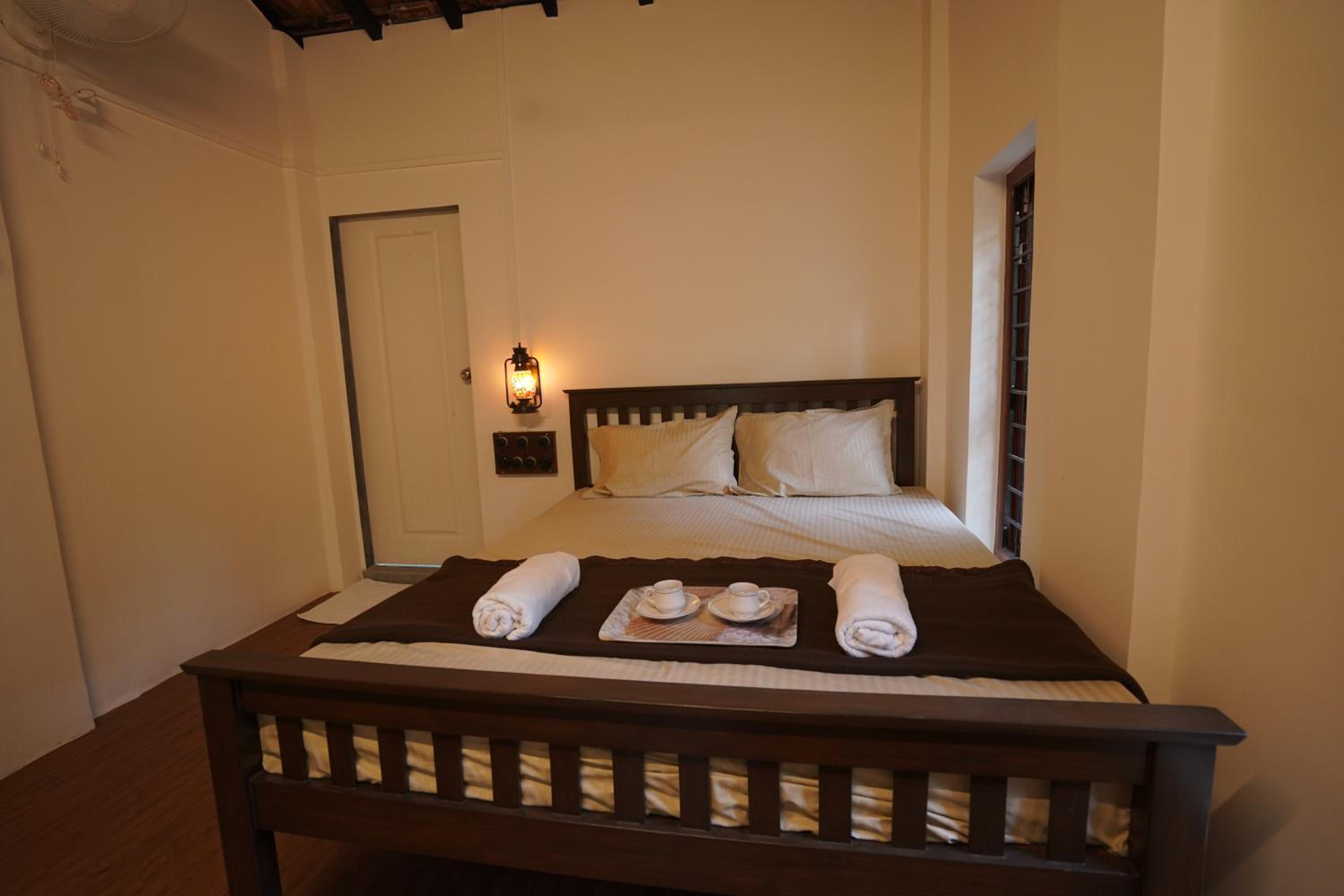 Deluxe Double Room (2 Adults + 1 Child) - Photo 2