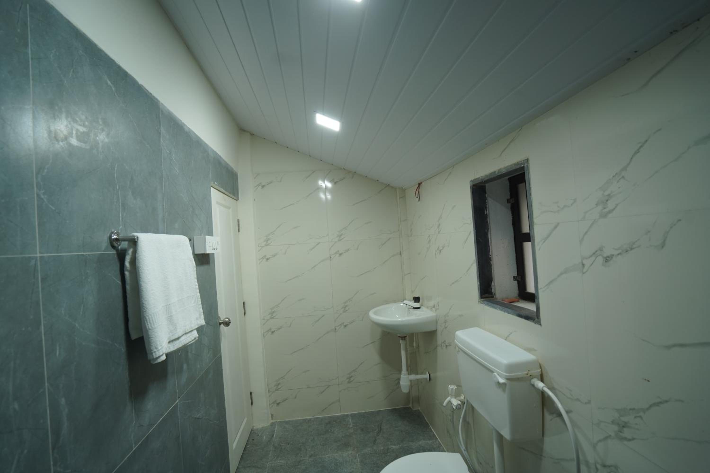 Deluxe Double Room (2 Adults + 1 Child) - Photo 6