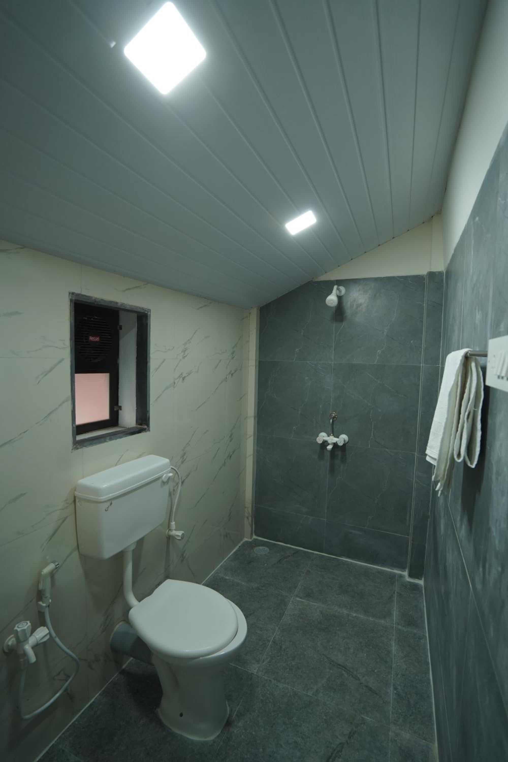 Deluxe Double Room (2 Adults + 1 Child) - Photo 5