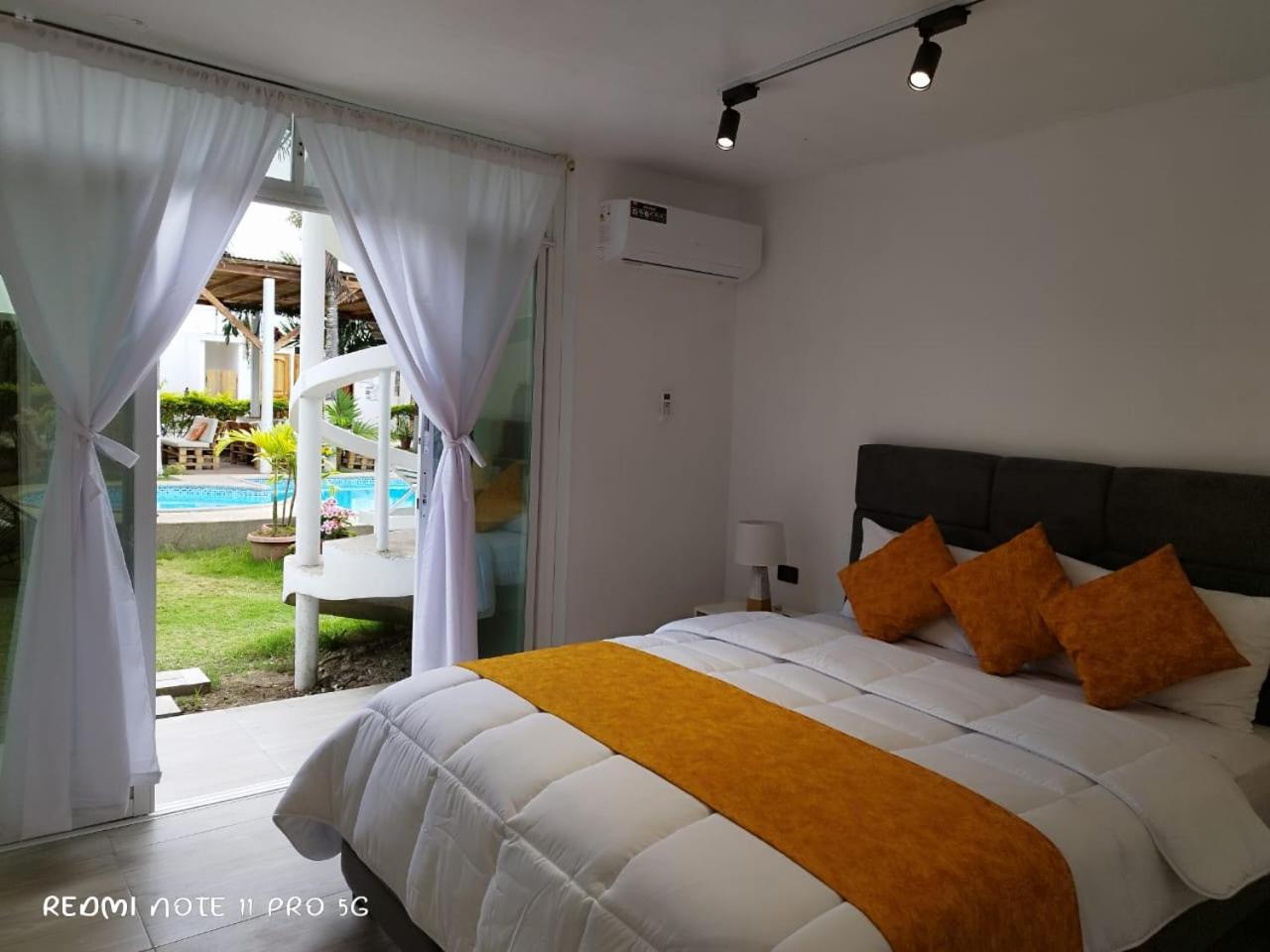 Queen Room with Pool View photo 2