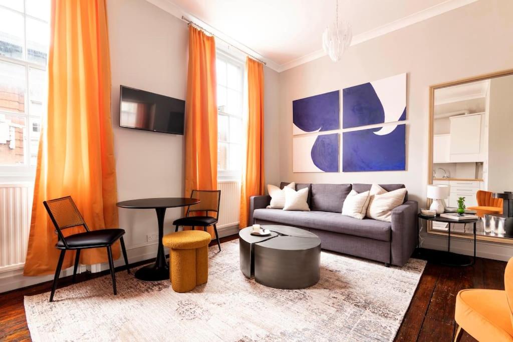 One-Bedroom Apartment photo 1