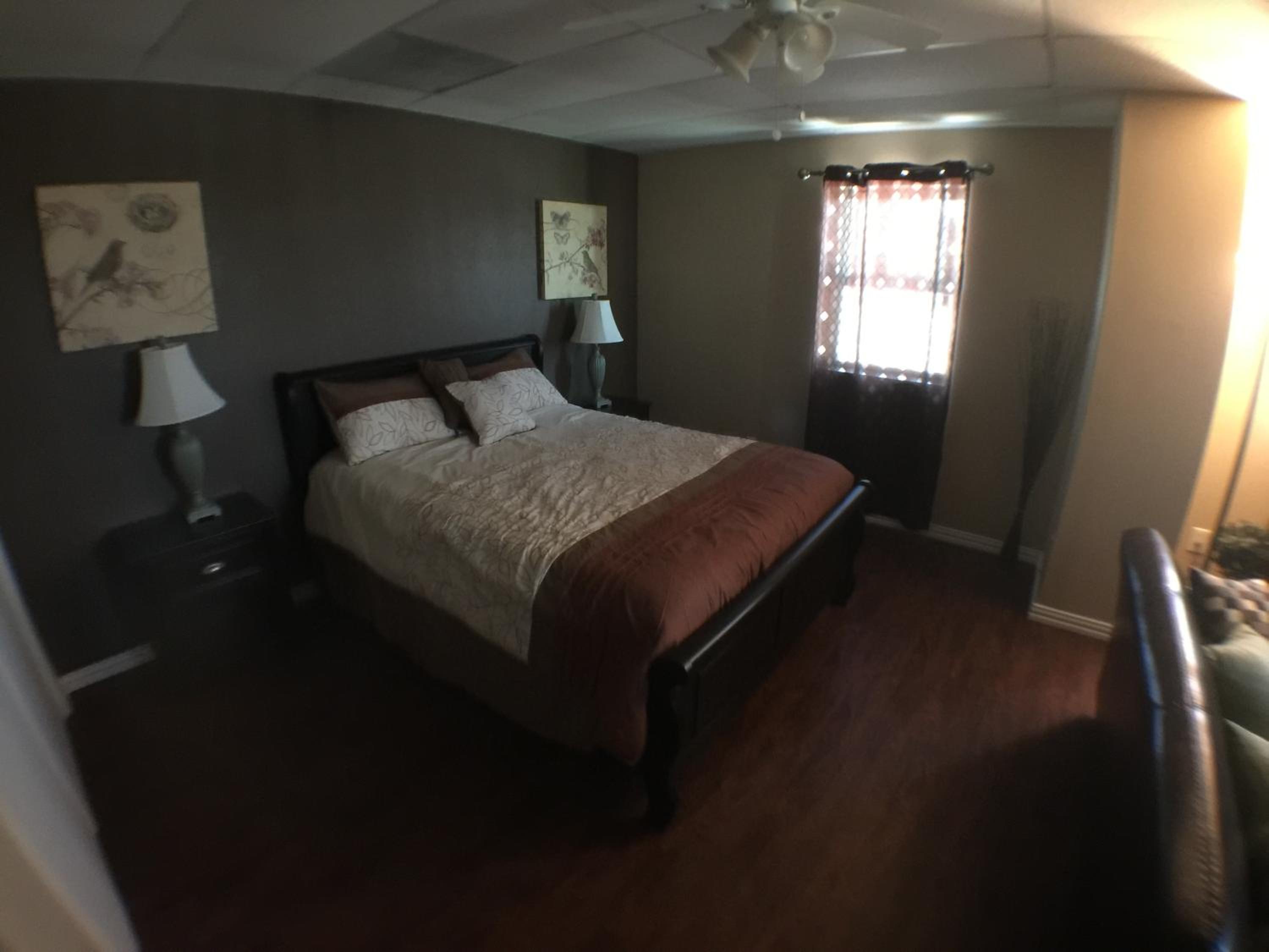 Deluxe Queen Suite - Photo 14