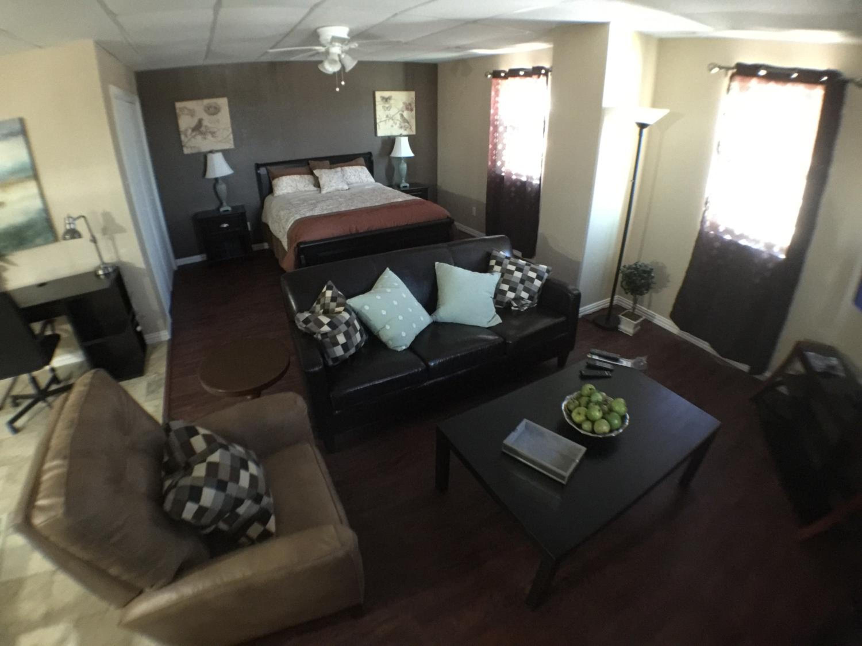 Deluxe Queen Suite - Photo 1
