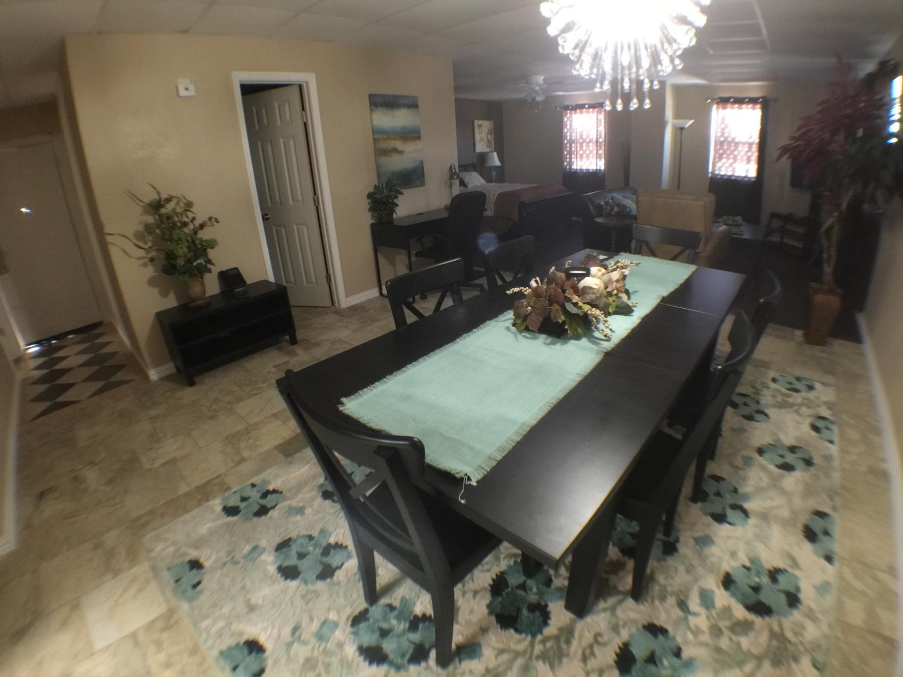 Deluxe Queen Suite - Photo 10