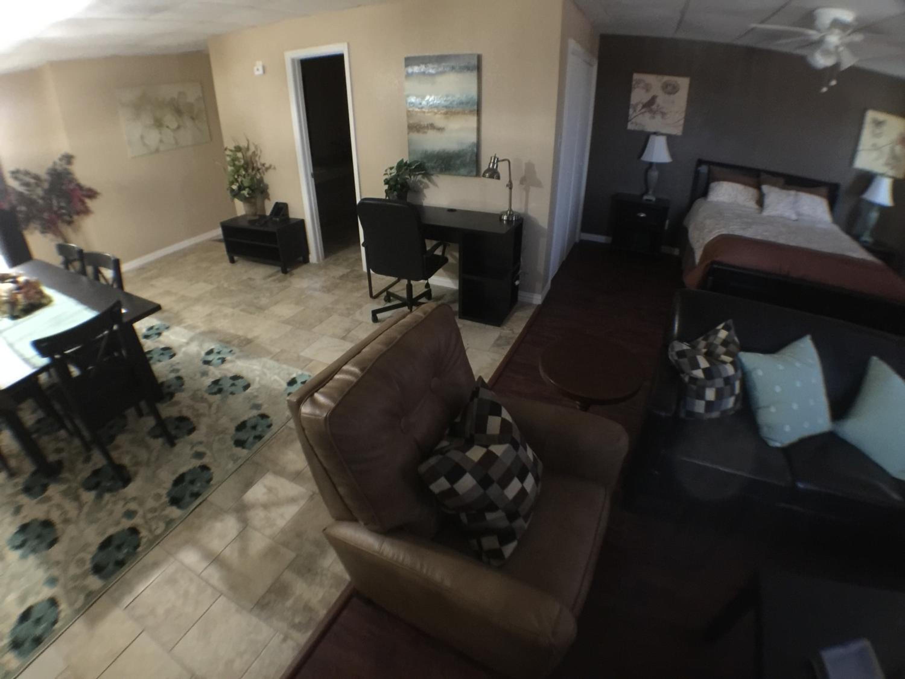 Deluxe Queen Suite - Photo 12