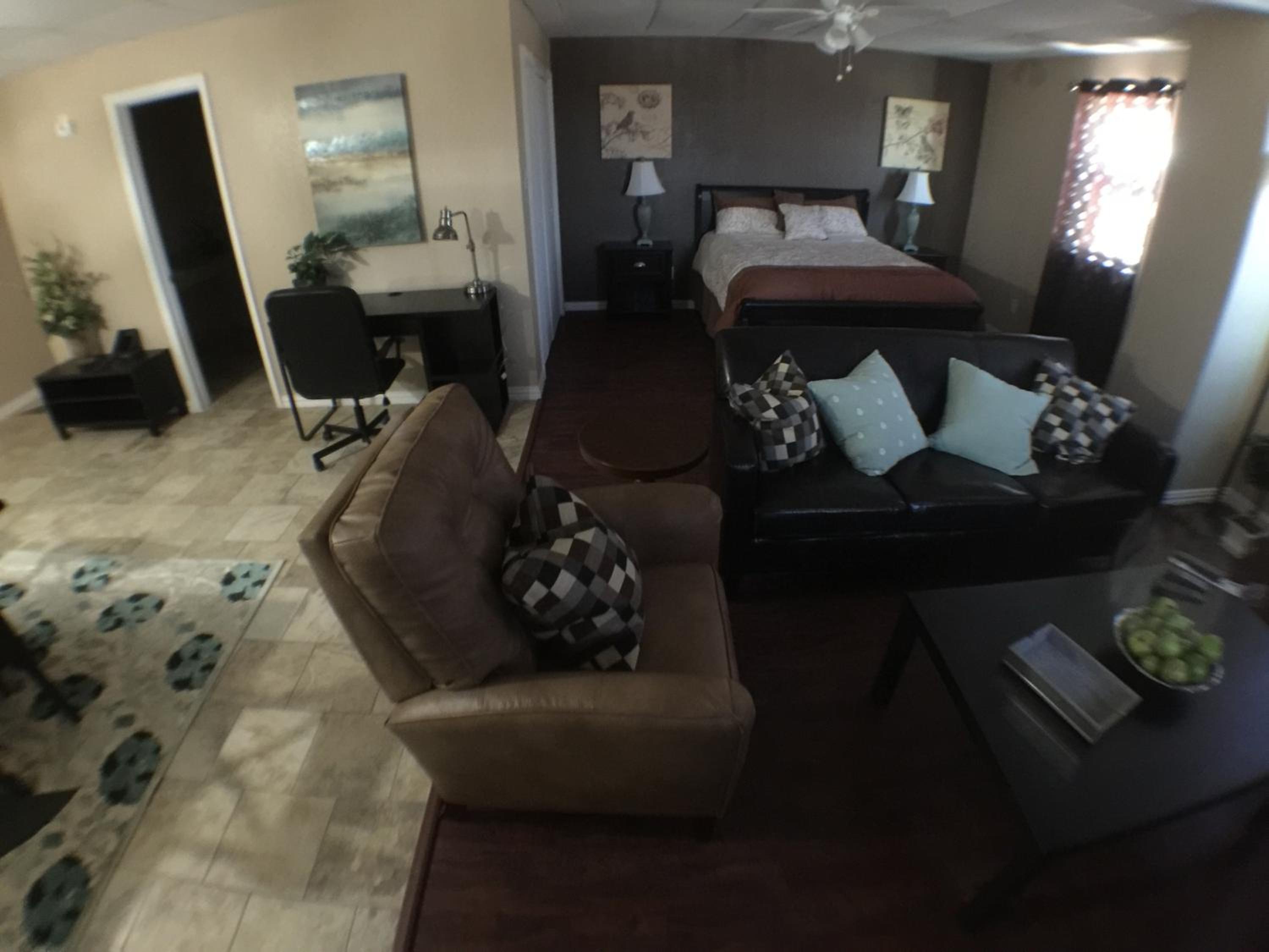 Deluxe Queen Suite - Photo 5