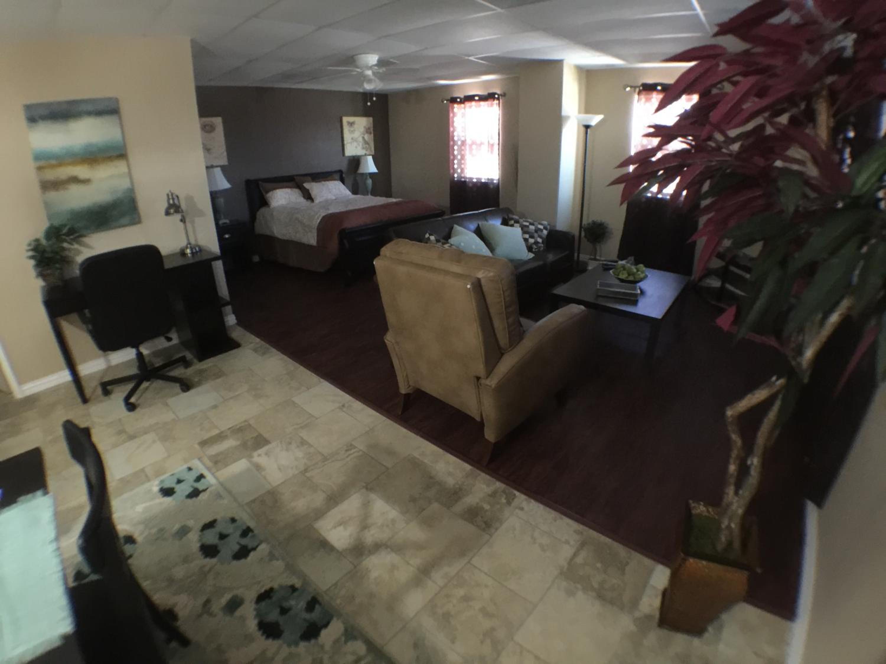 Deluxe Queen Suite - Photo 4