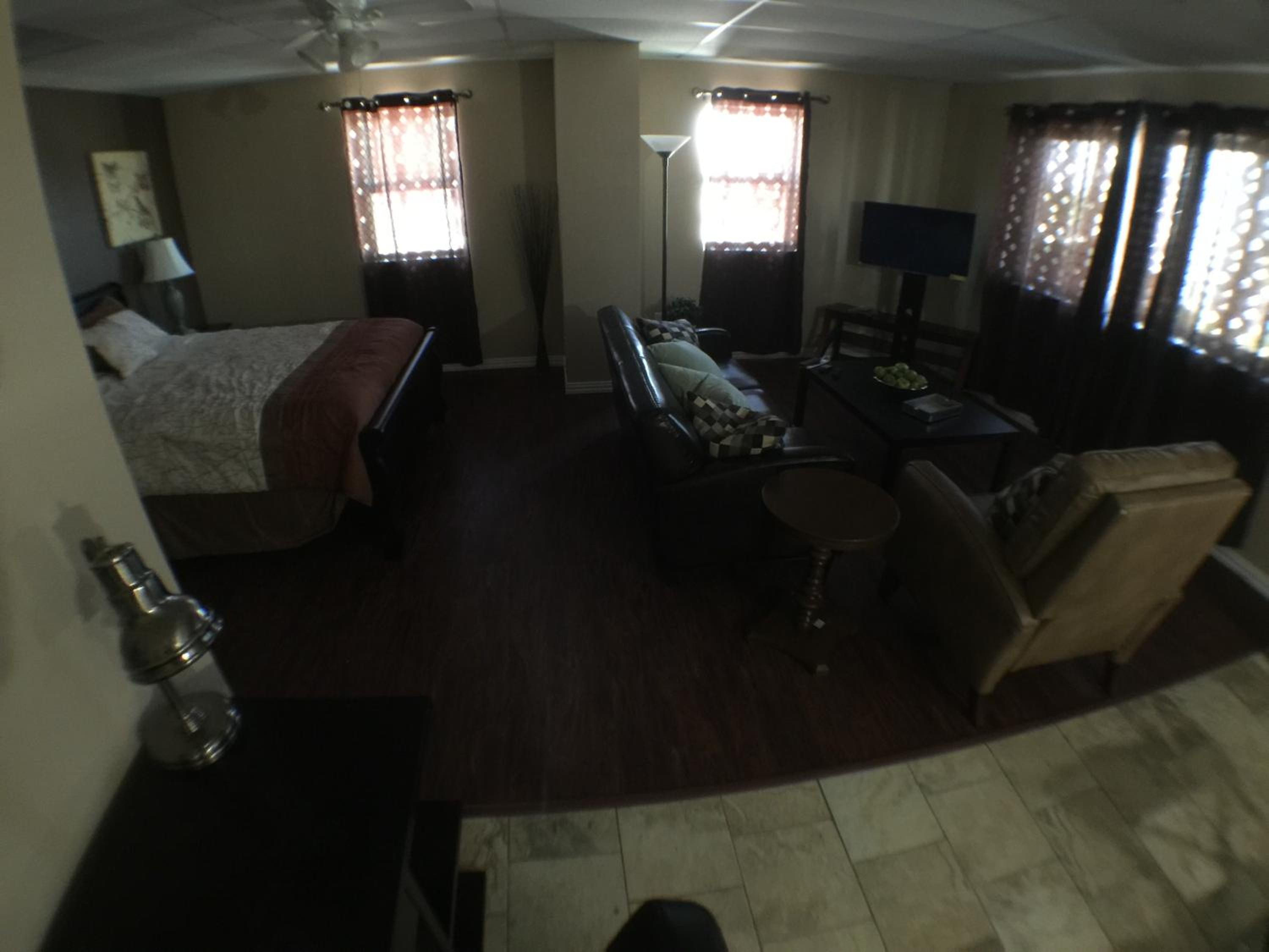 Deluxe Queen Suite - Photo 9