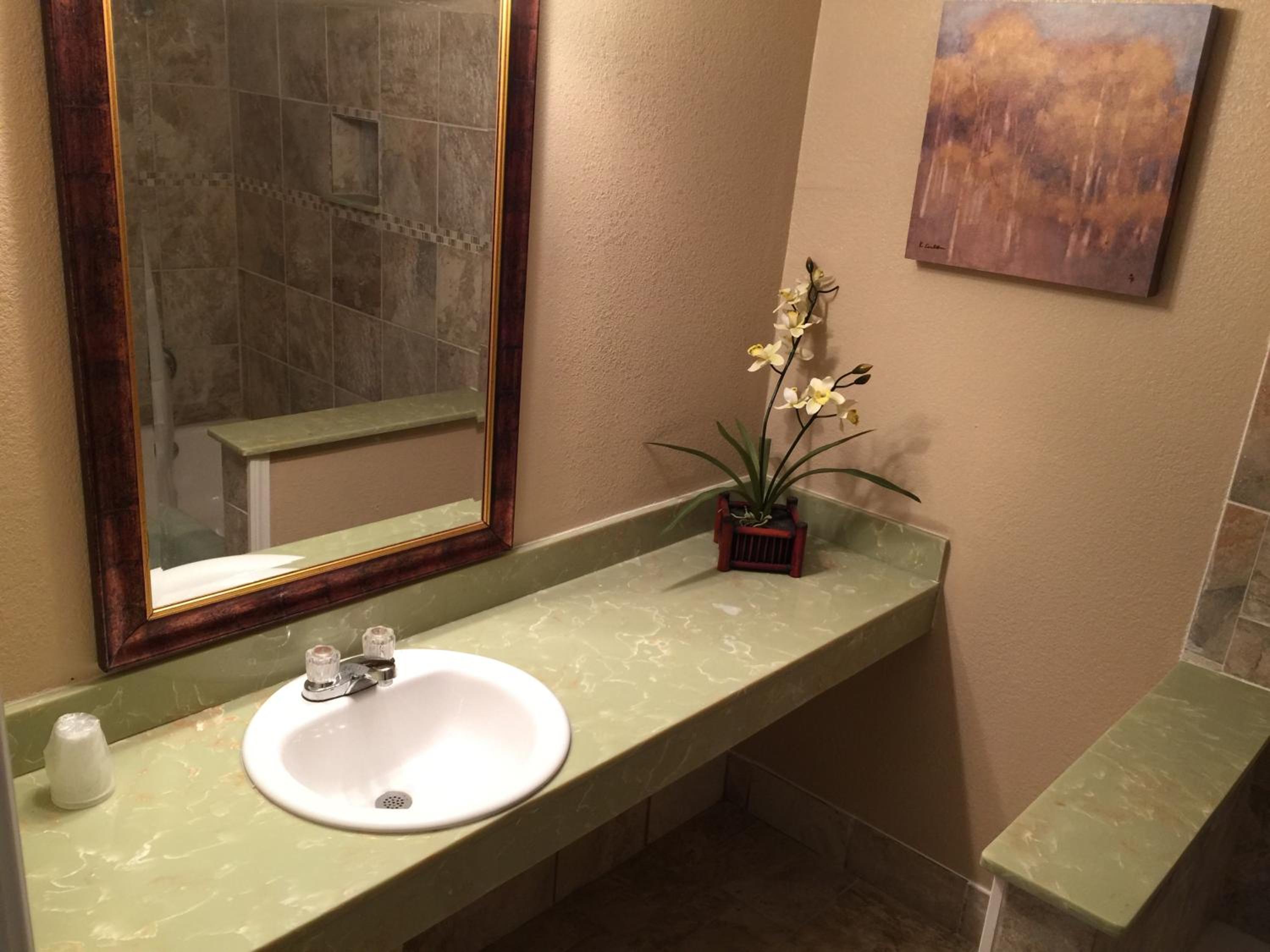 Deluxe Queen Suite - Photo 7
