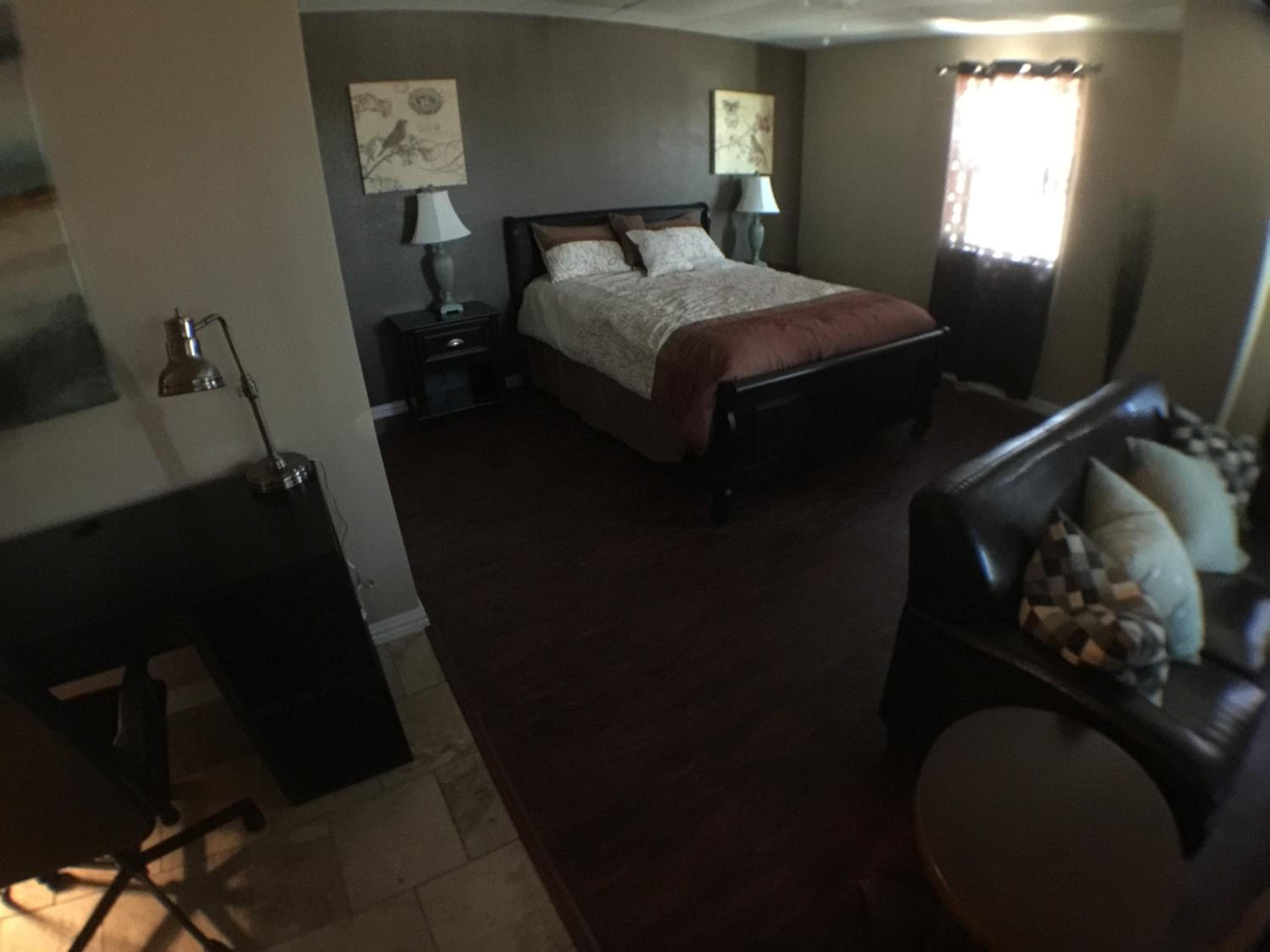 Deluxe Queen Suite - Photo 13