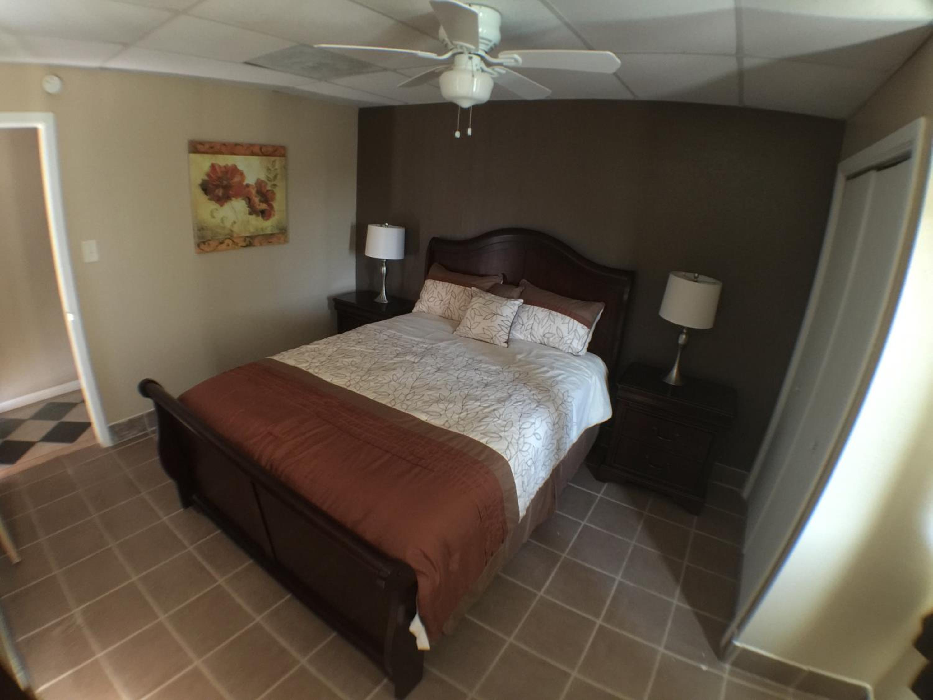 Deluxe Queen Suite - Photo 15