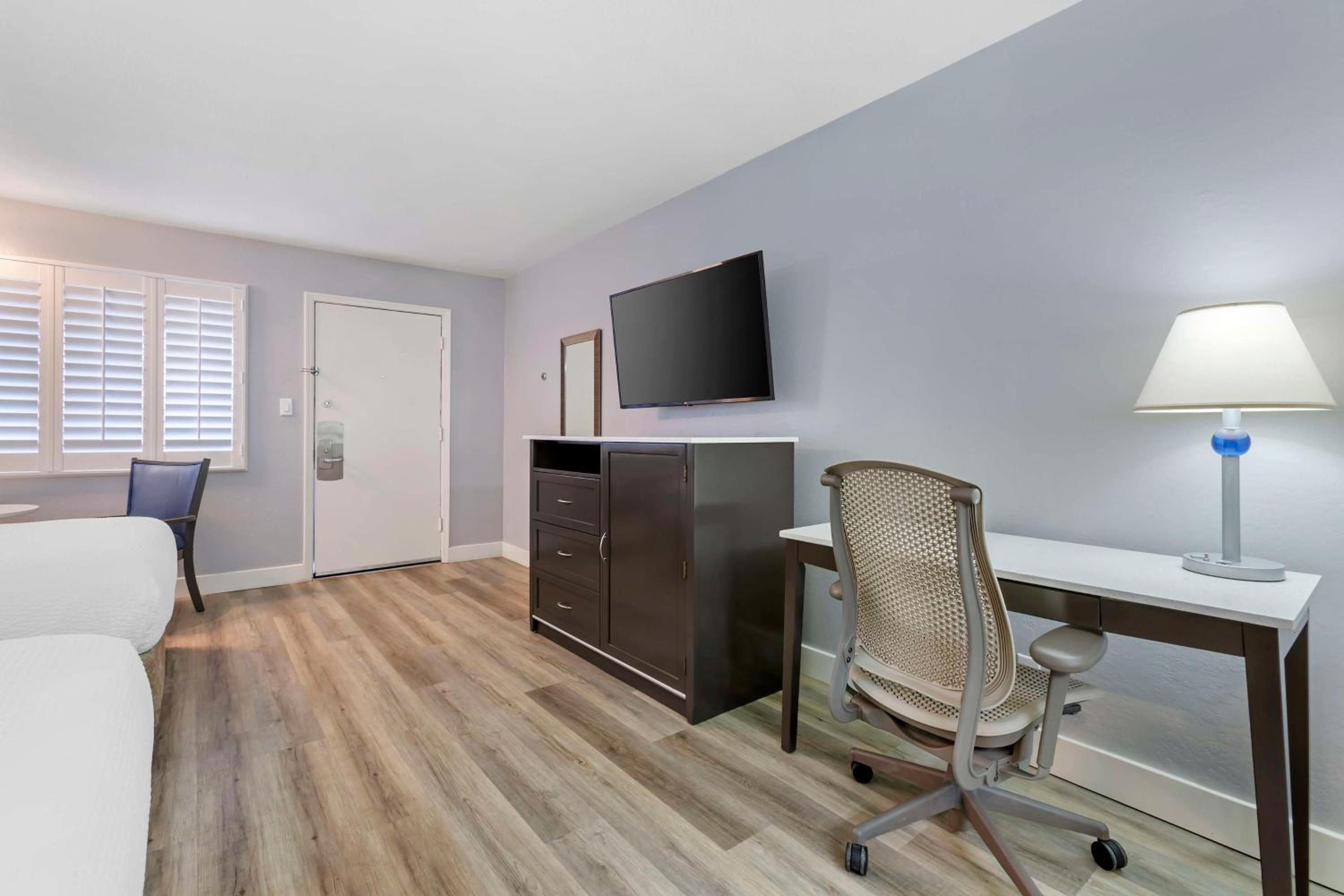Queen Room with Two Queen Beds and Bath Tub - Disability Access/Non-Smoking  photo 3