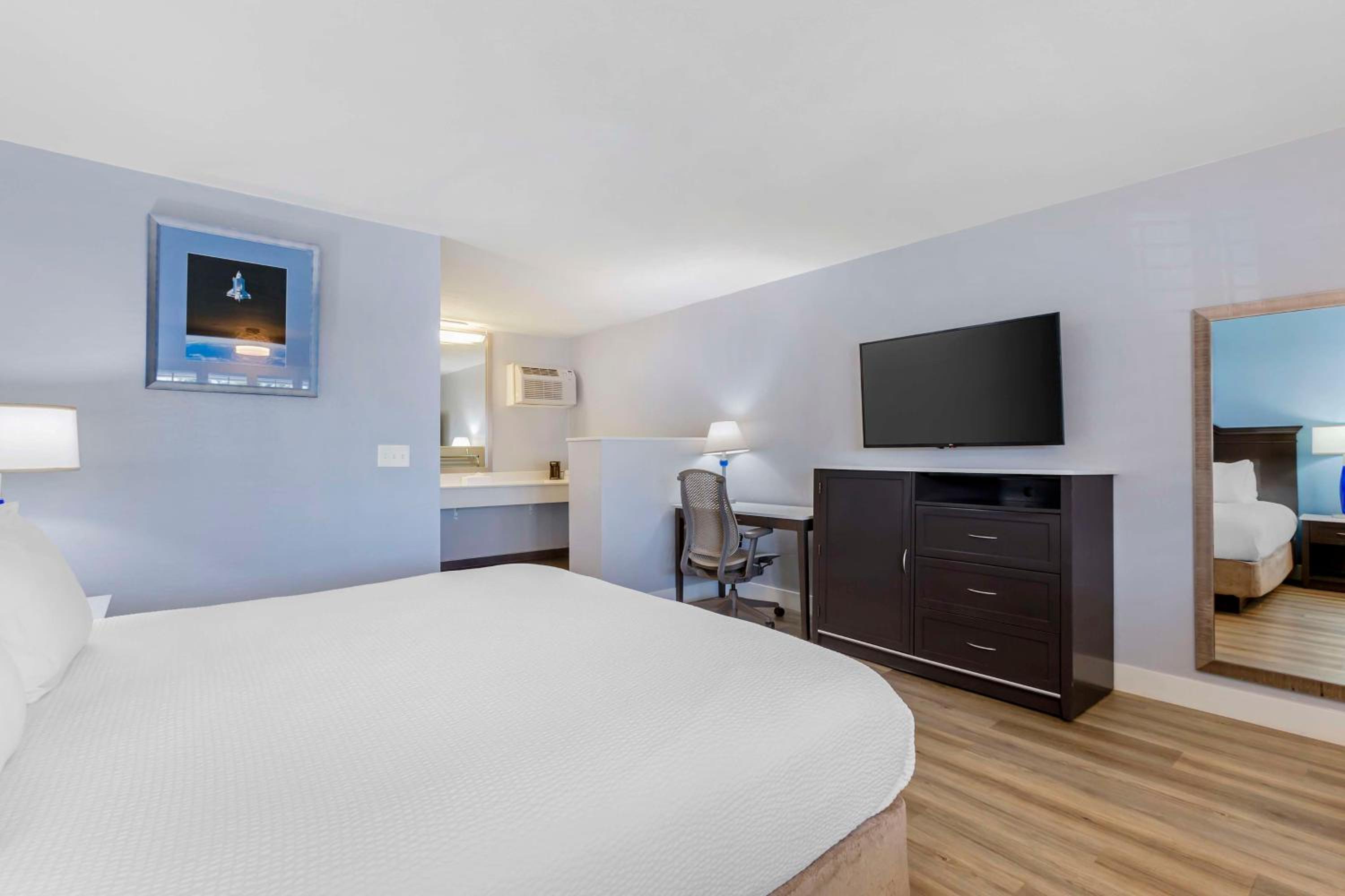 King Room with Bath Tub - Disability Access/Non-Smoking  photo 2