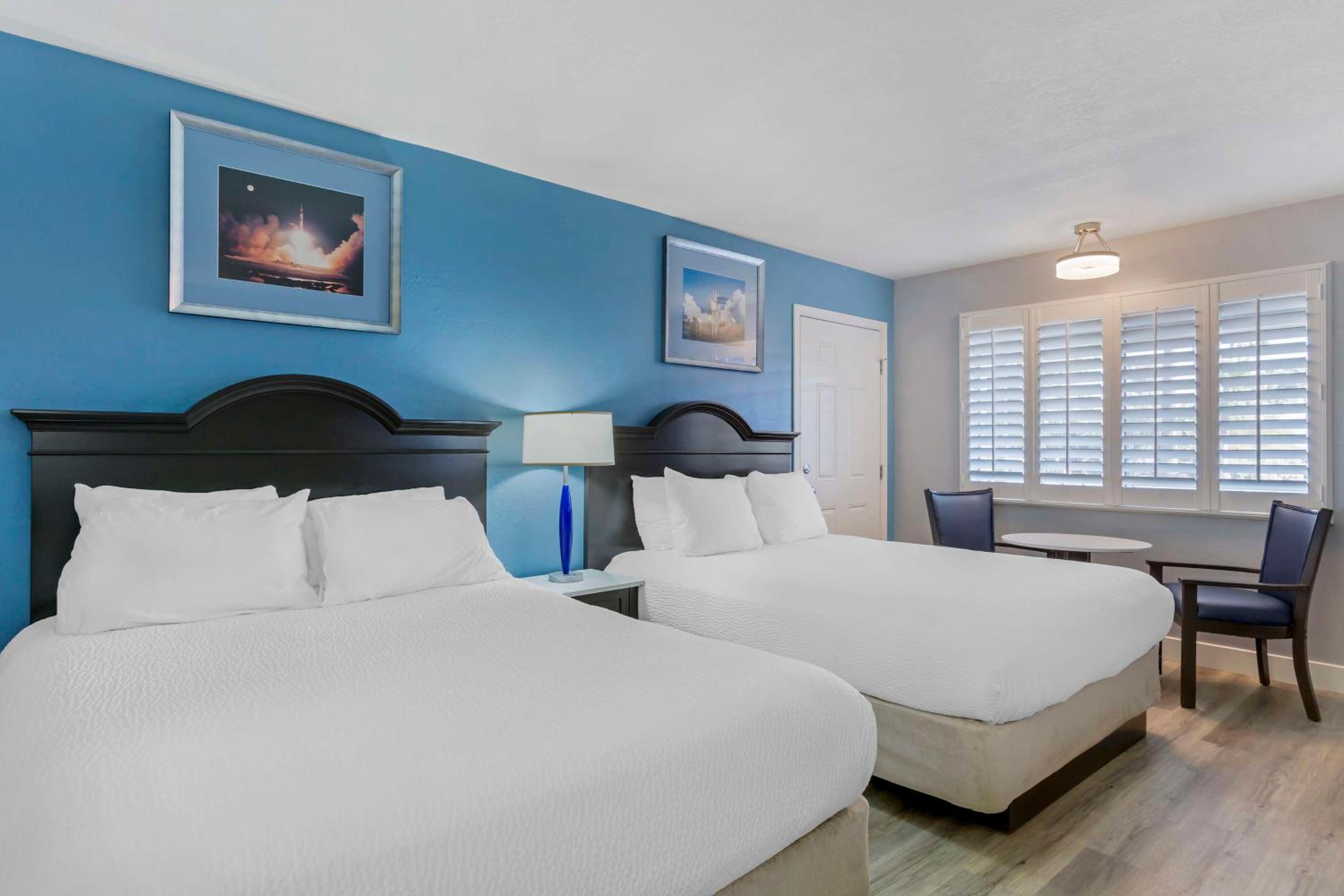 Queen Room with Two Queen Beds photo 2