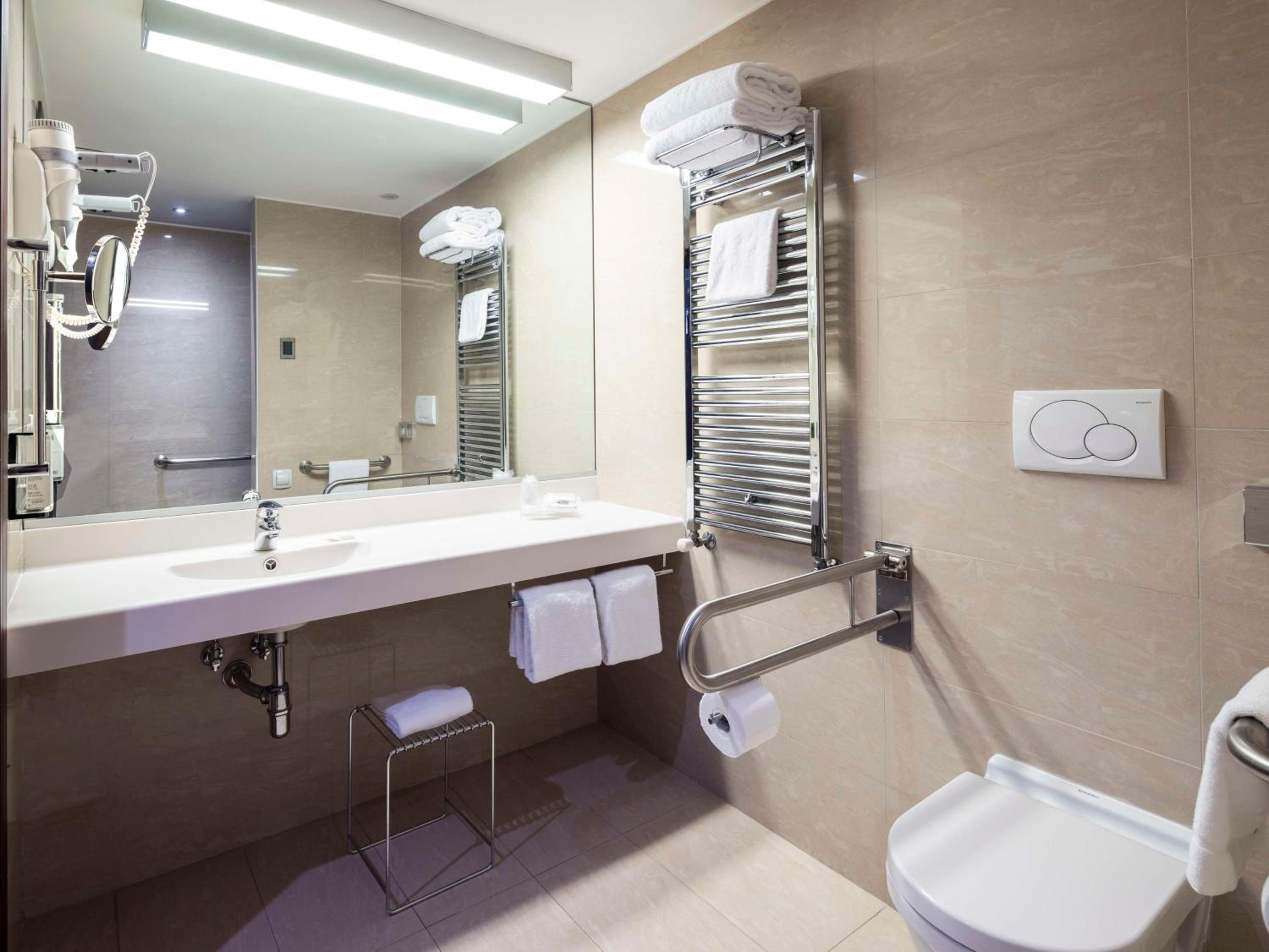 Superior King Room with Roll-in Shower - Disability Access - Photo 4