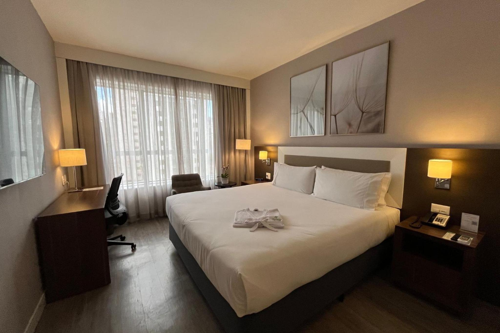 Premium King Room photo 3