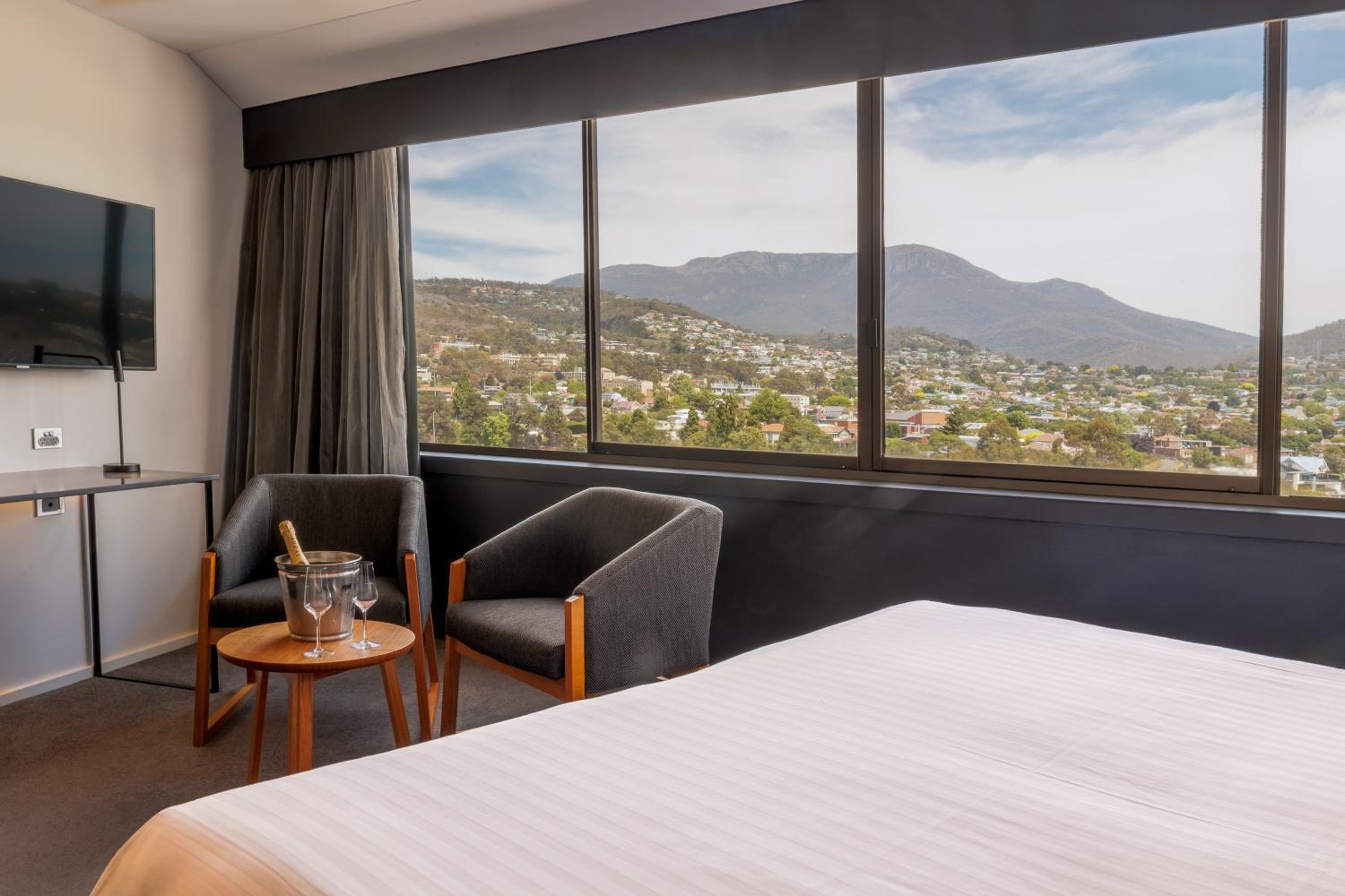 Deluxe King Room with Mountain View photo 3