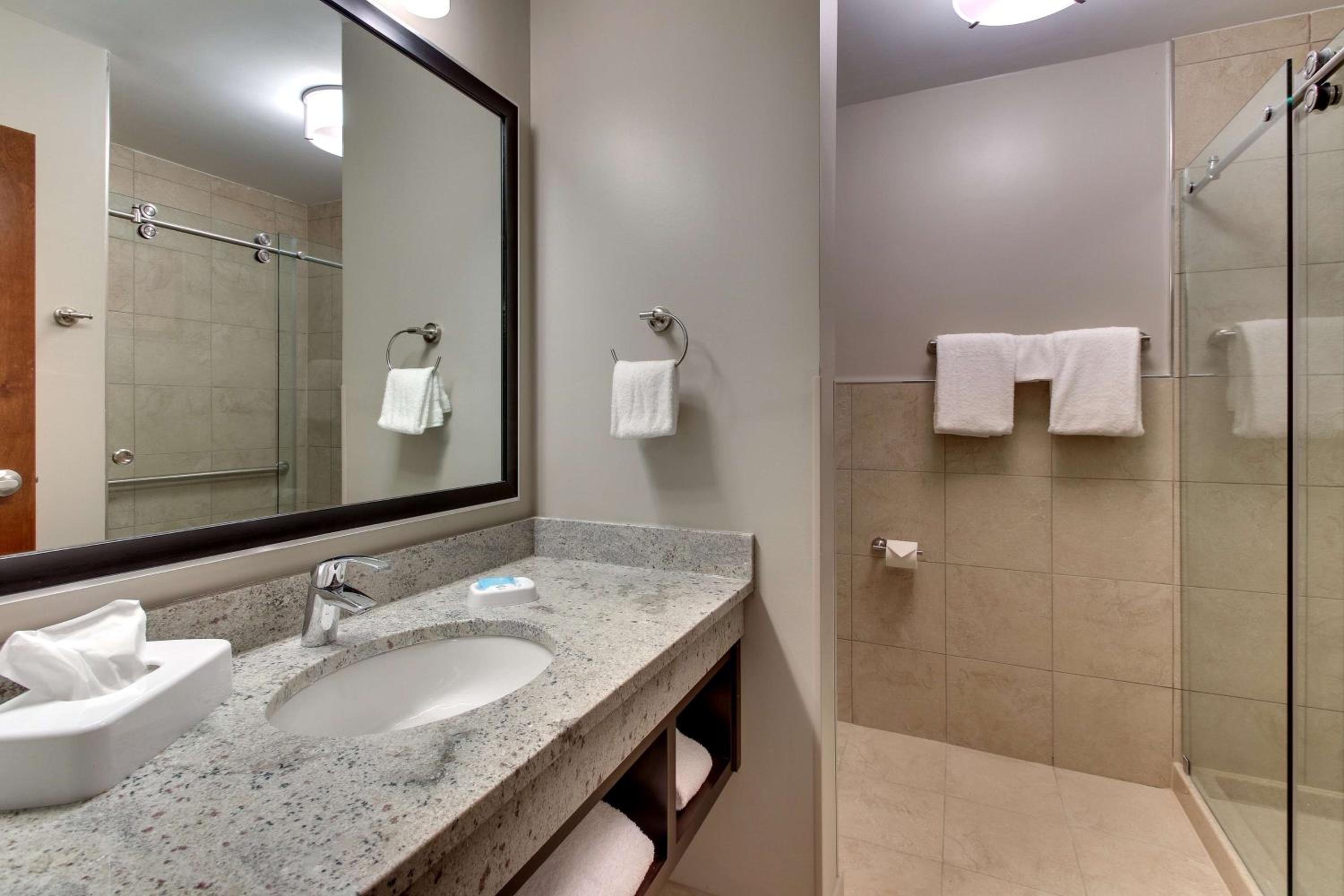Deluxe Queen Room with Two Queen Beds - Hearing Accessible, Roll-In Shower photo 3