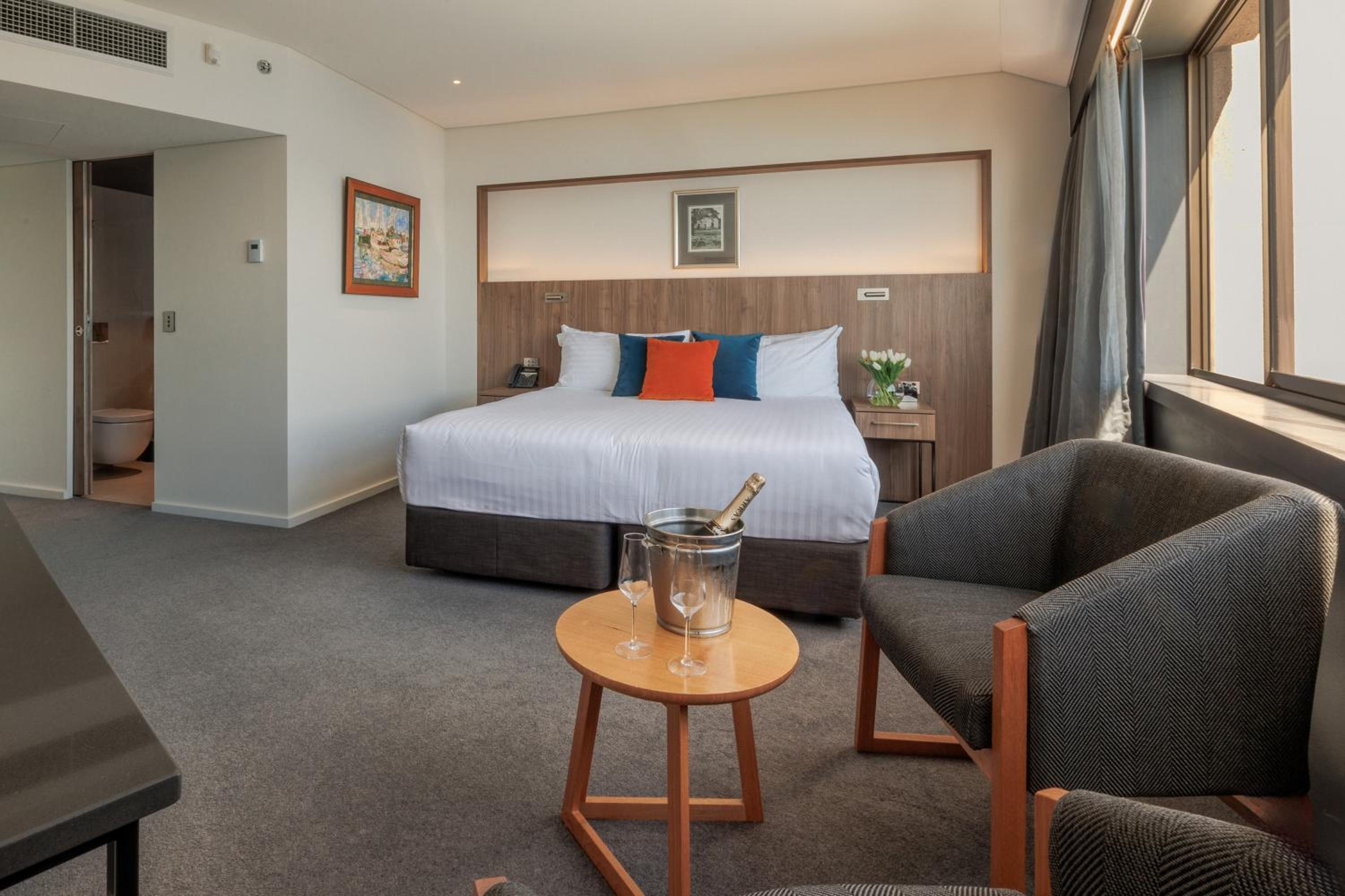 Deluxe King Room with Harbor View photo 3
