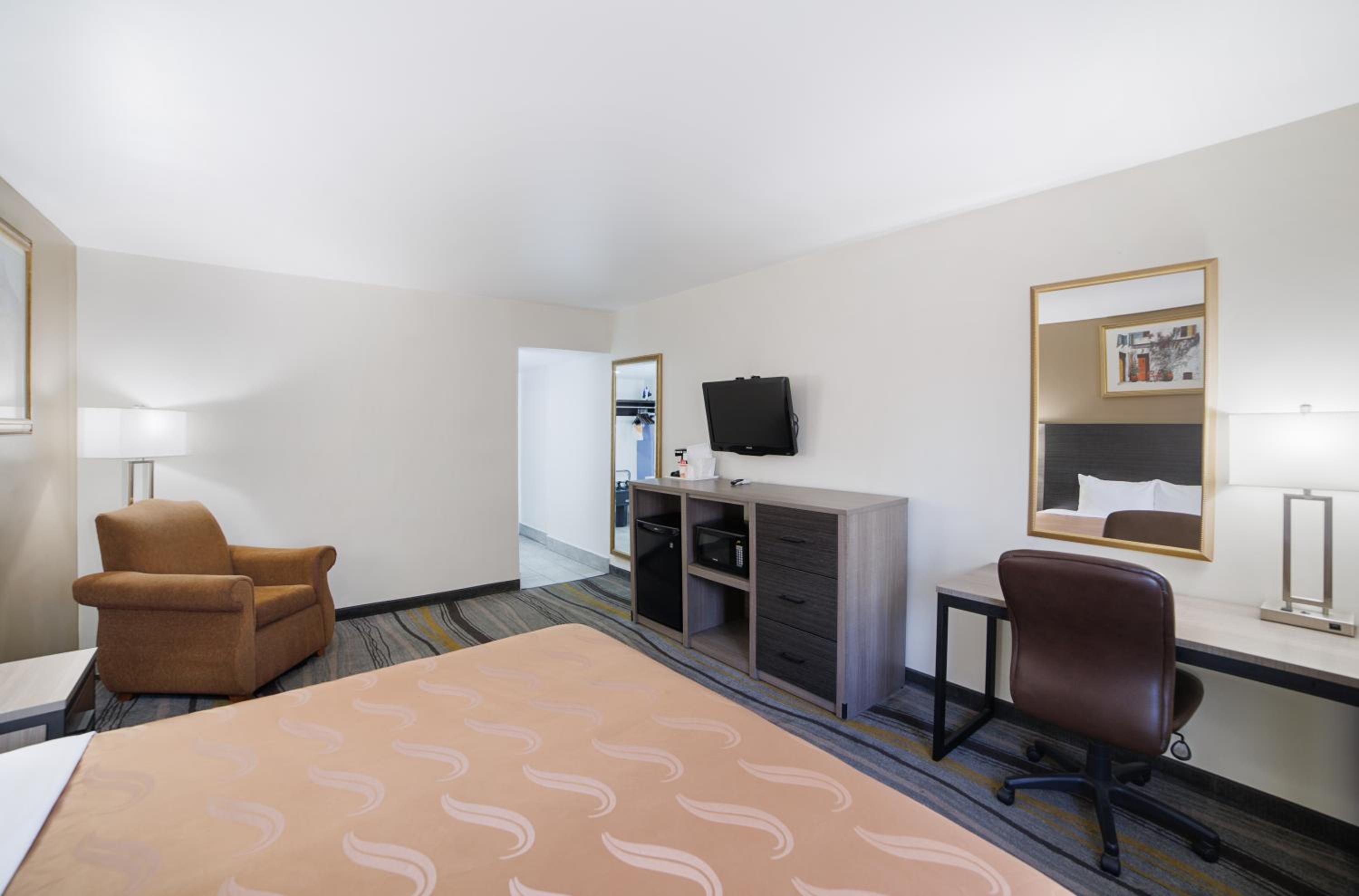 Queen Suite with Sitting Area - Smoking - Photo 8
