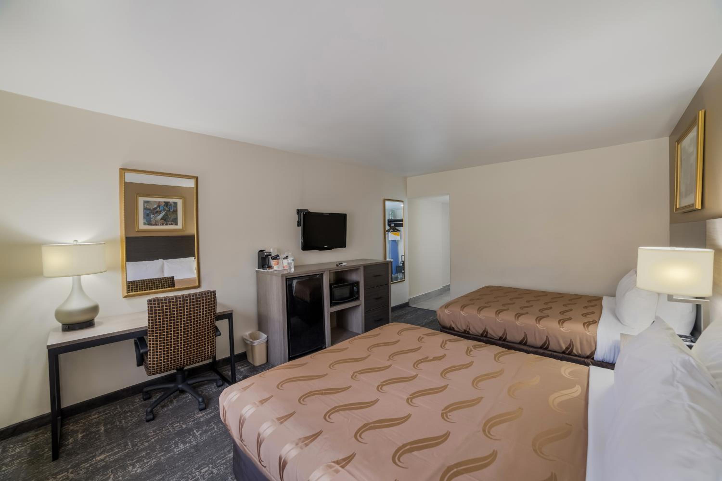 Queen Room with Two Queen Beds - Non-Smoking - Photo 4