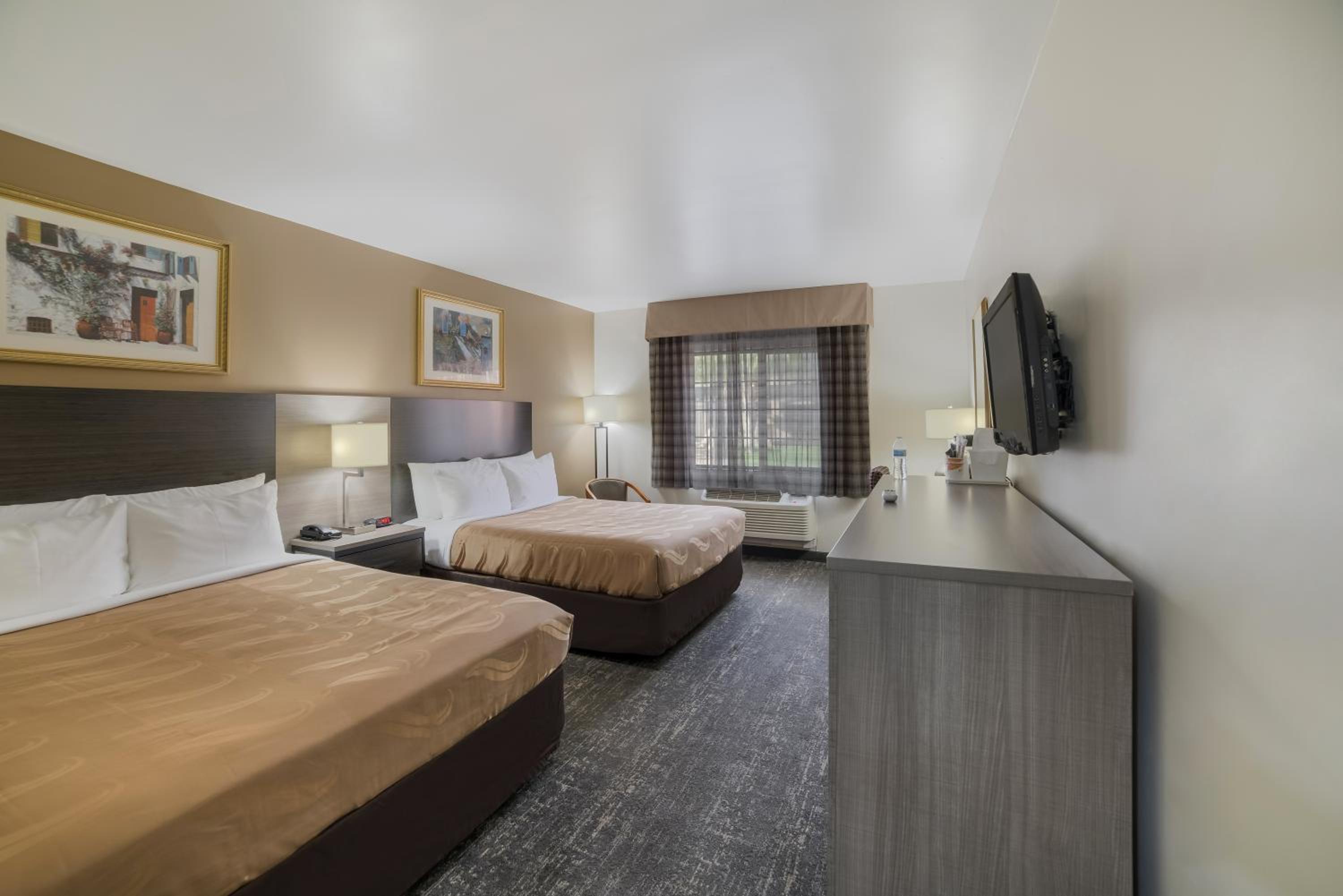 Queen Room with Two Queen Beds - Non-Smoking - Photo 5