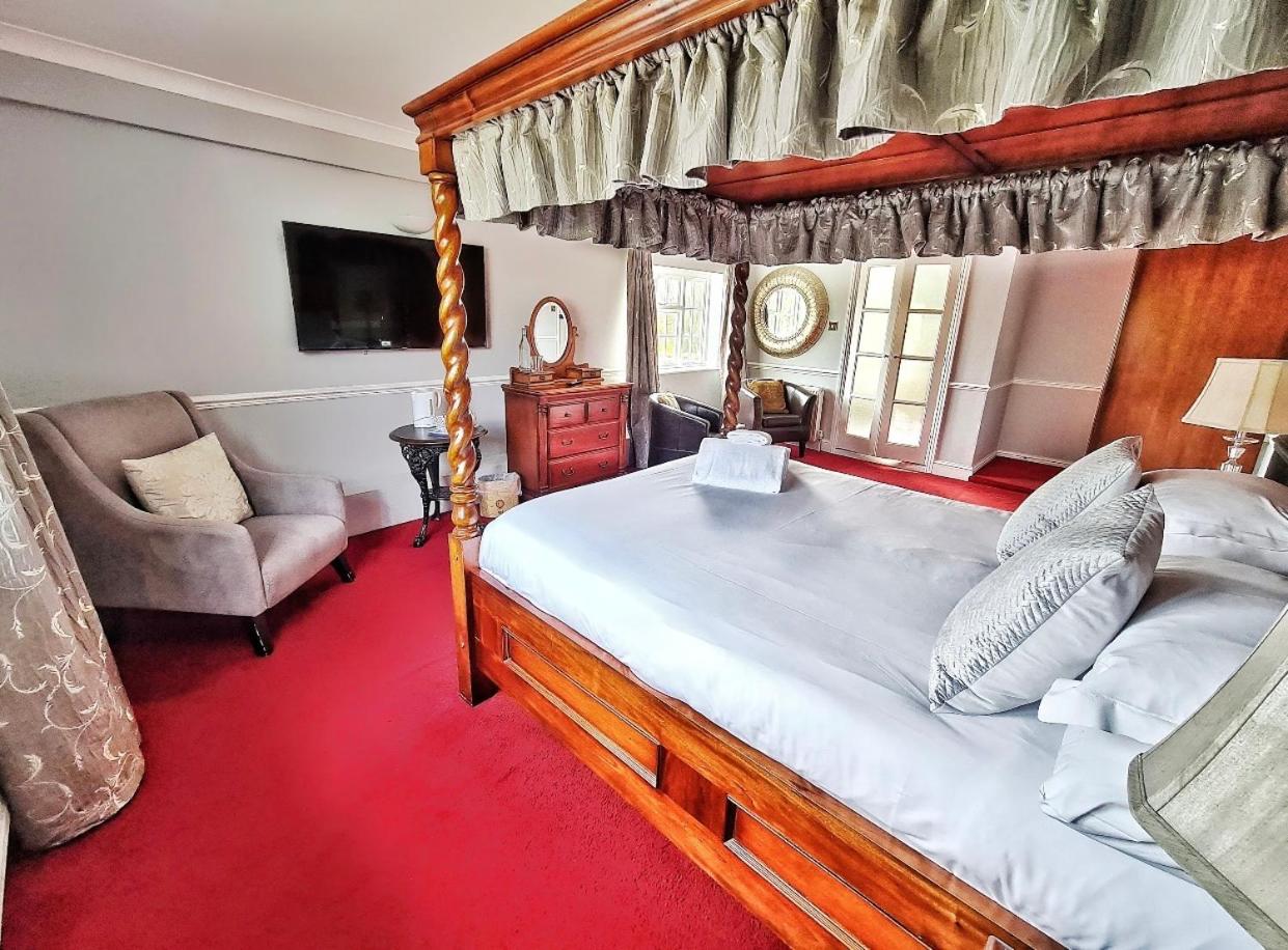 Luxury Four-Poster Suite With Garden View 