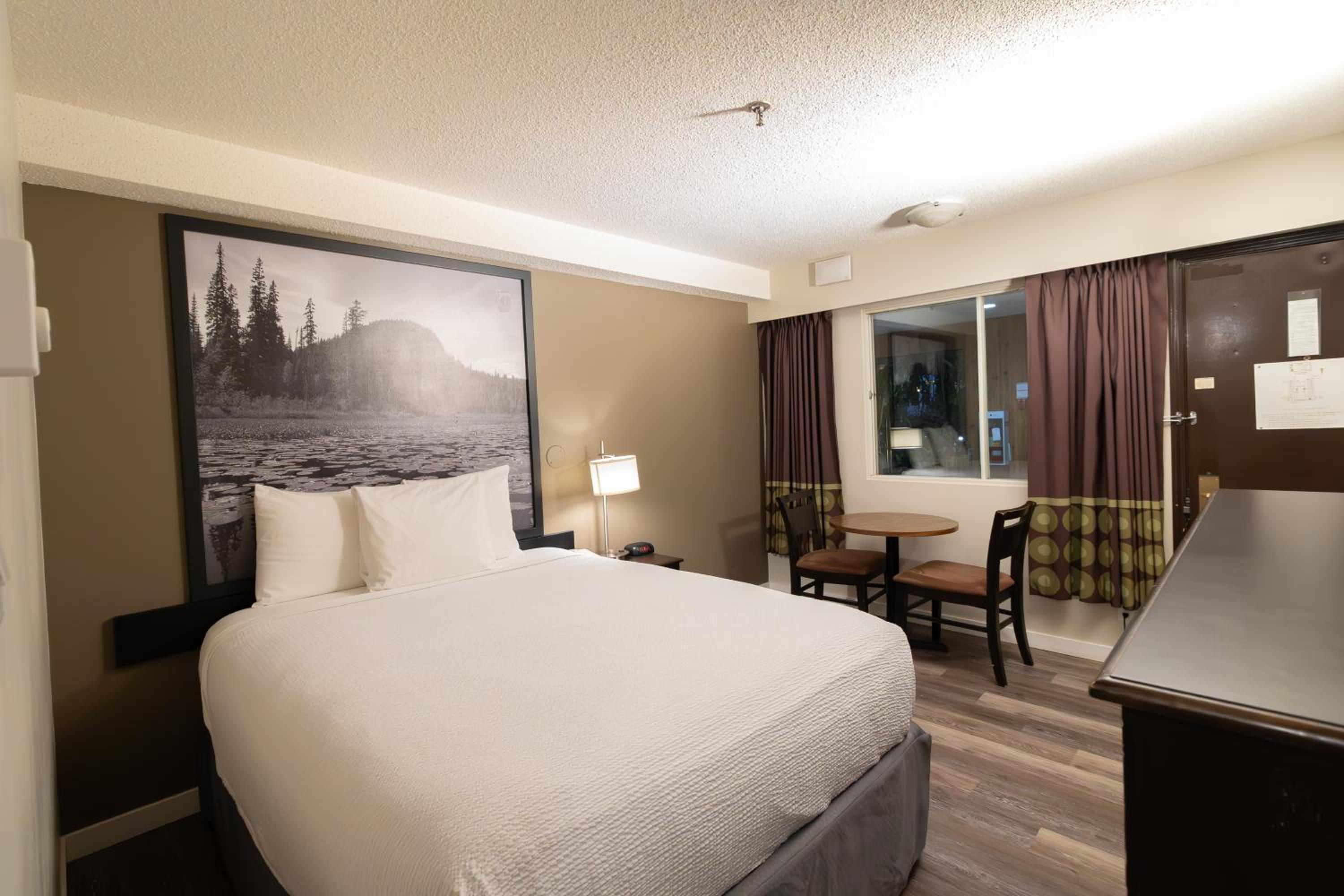 One Bedroom Queen Suite with Two Queen Beds - Non-Smoking - Photo 2
