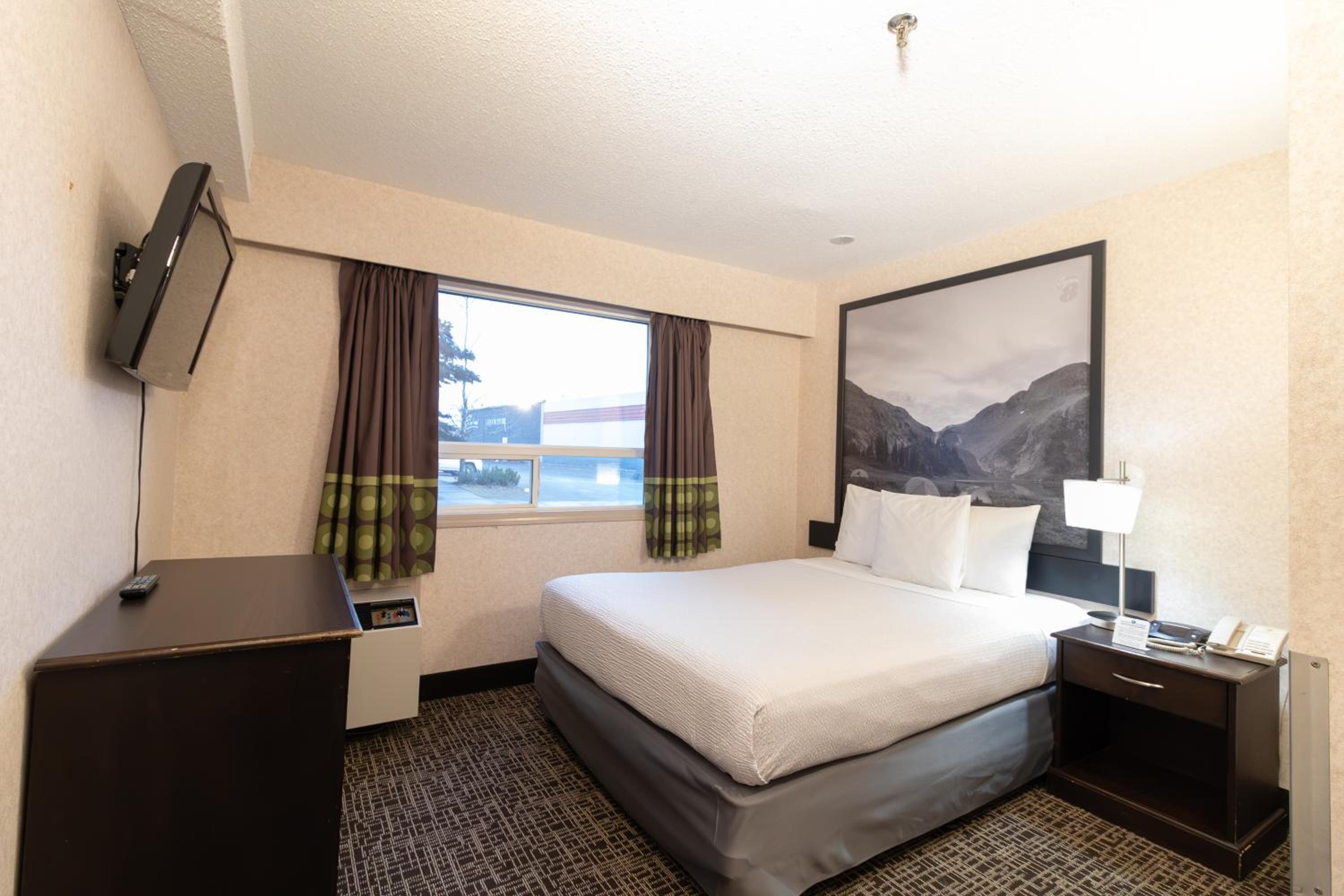 One Bedroom Queen Suite with Two Queen Beds - Non-Smoking - Photo 3