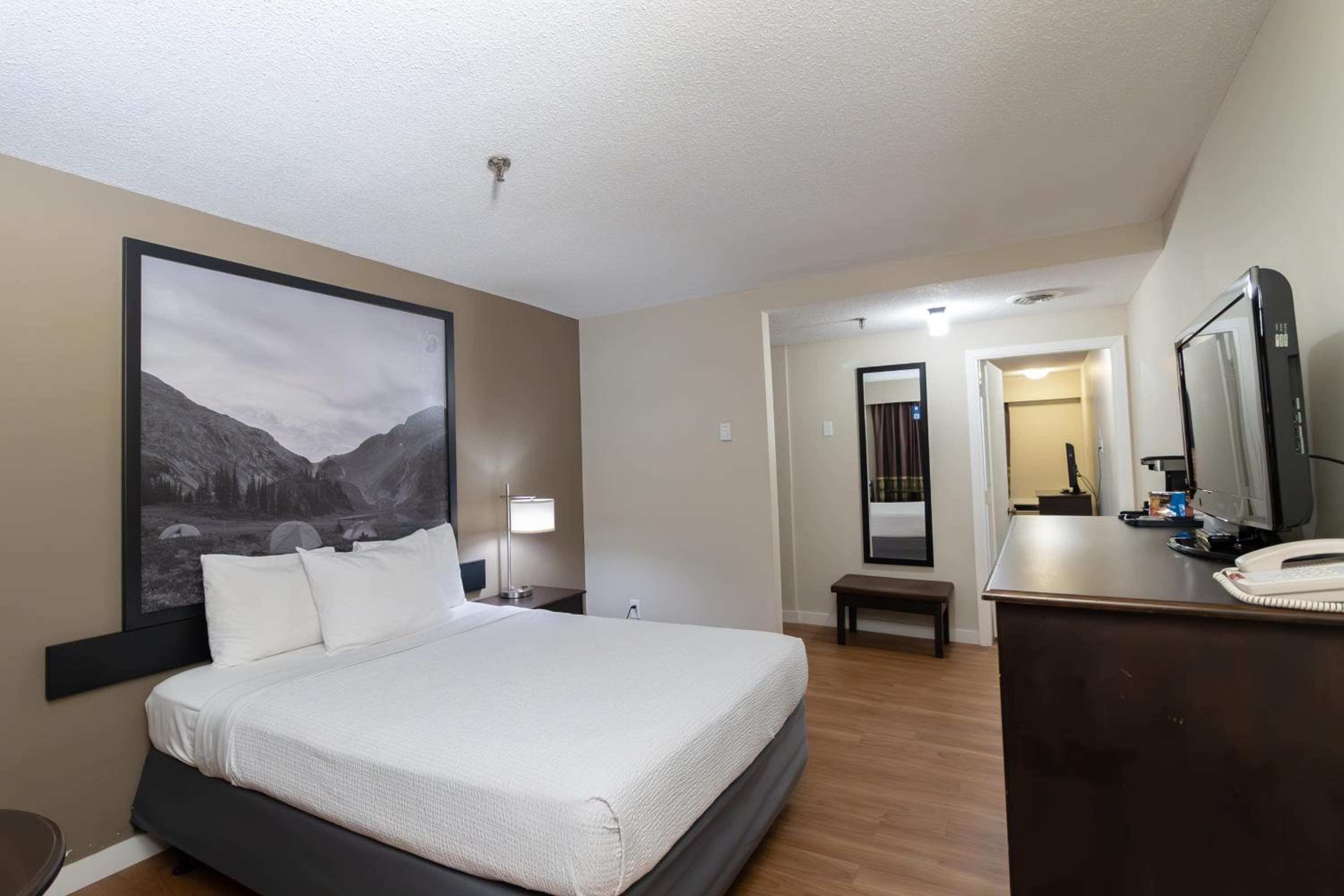 Queen Suite with Sofa Bed - Non-Smoking - Photo 3