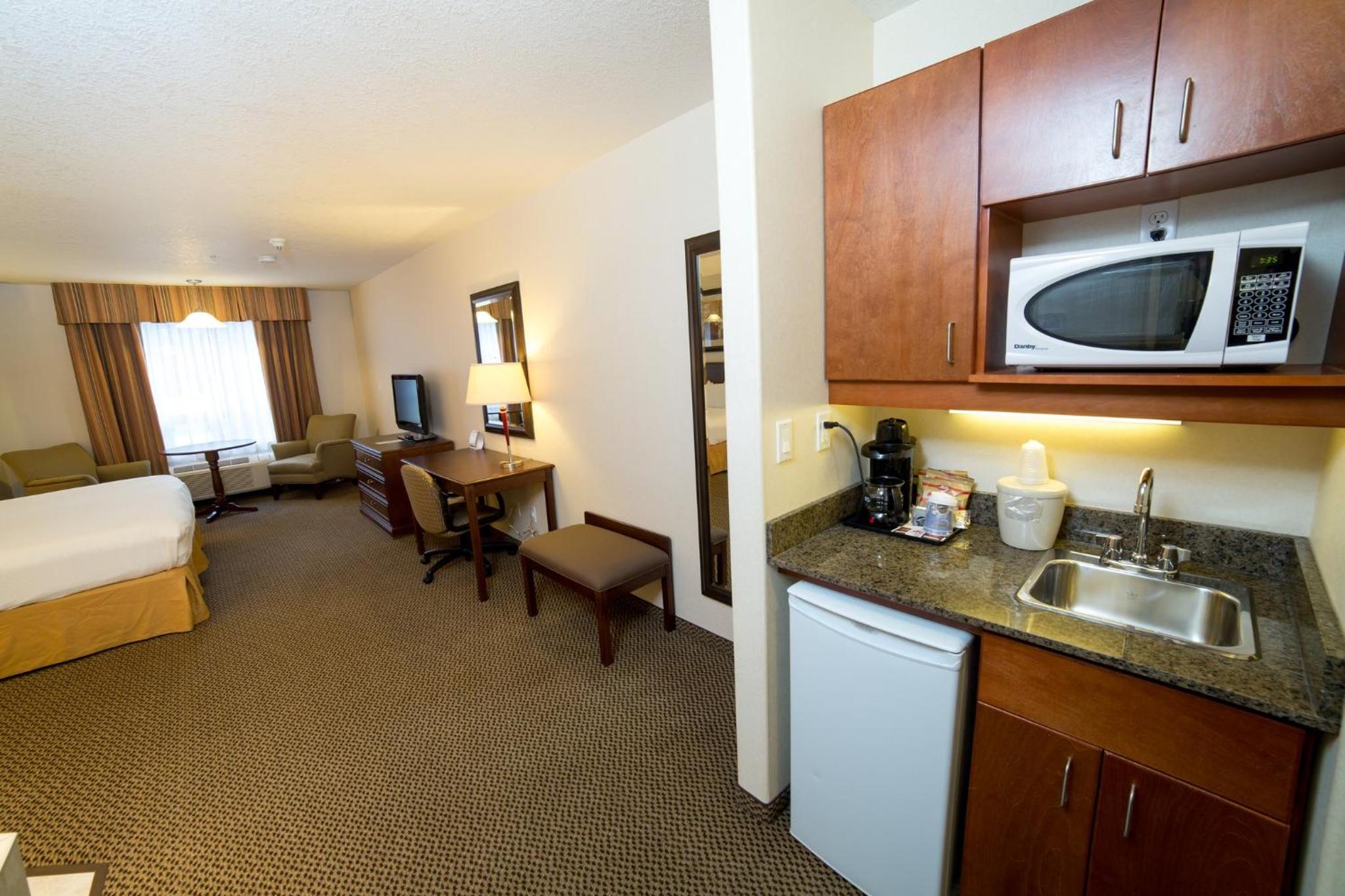 King Suite - Non-Smoking - Photo 5
