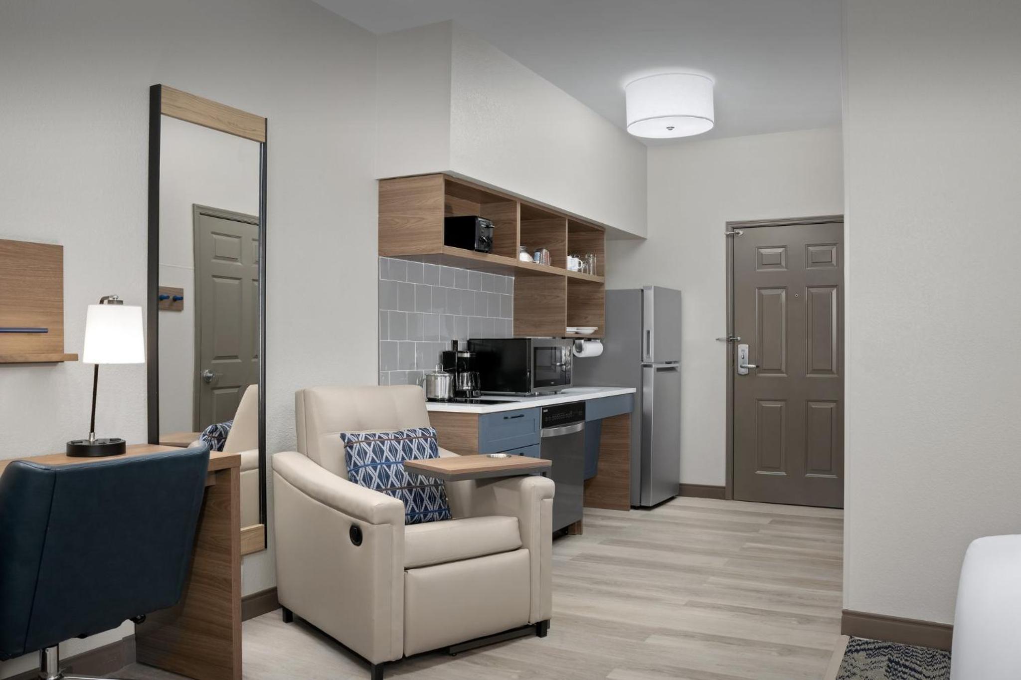 King Studio Suite - Disability Access Tub/Non-Smoking