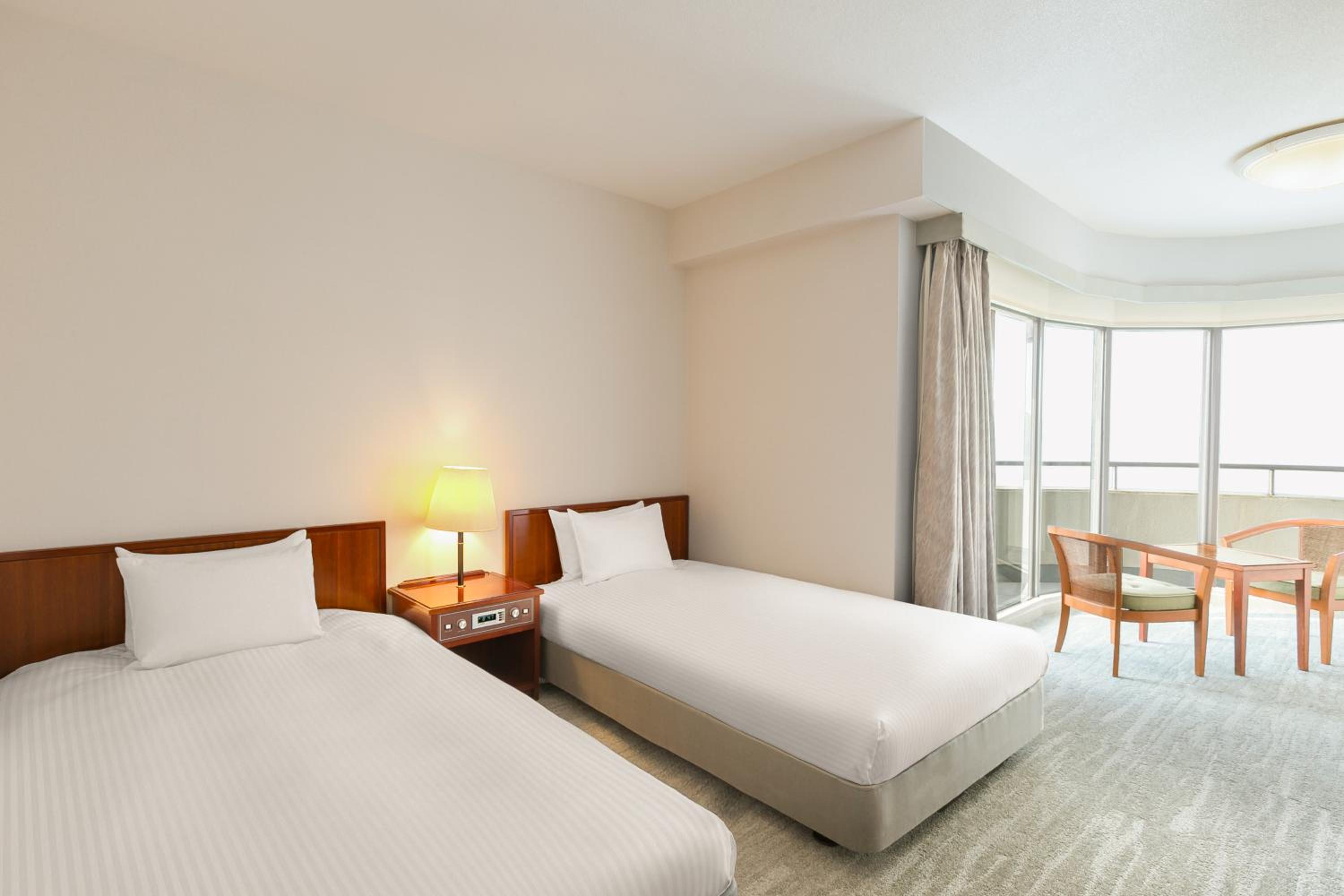 Classic Corner Room with Two Single Beds and Mountain View photo 3