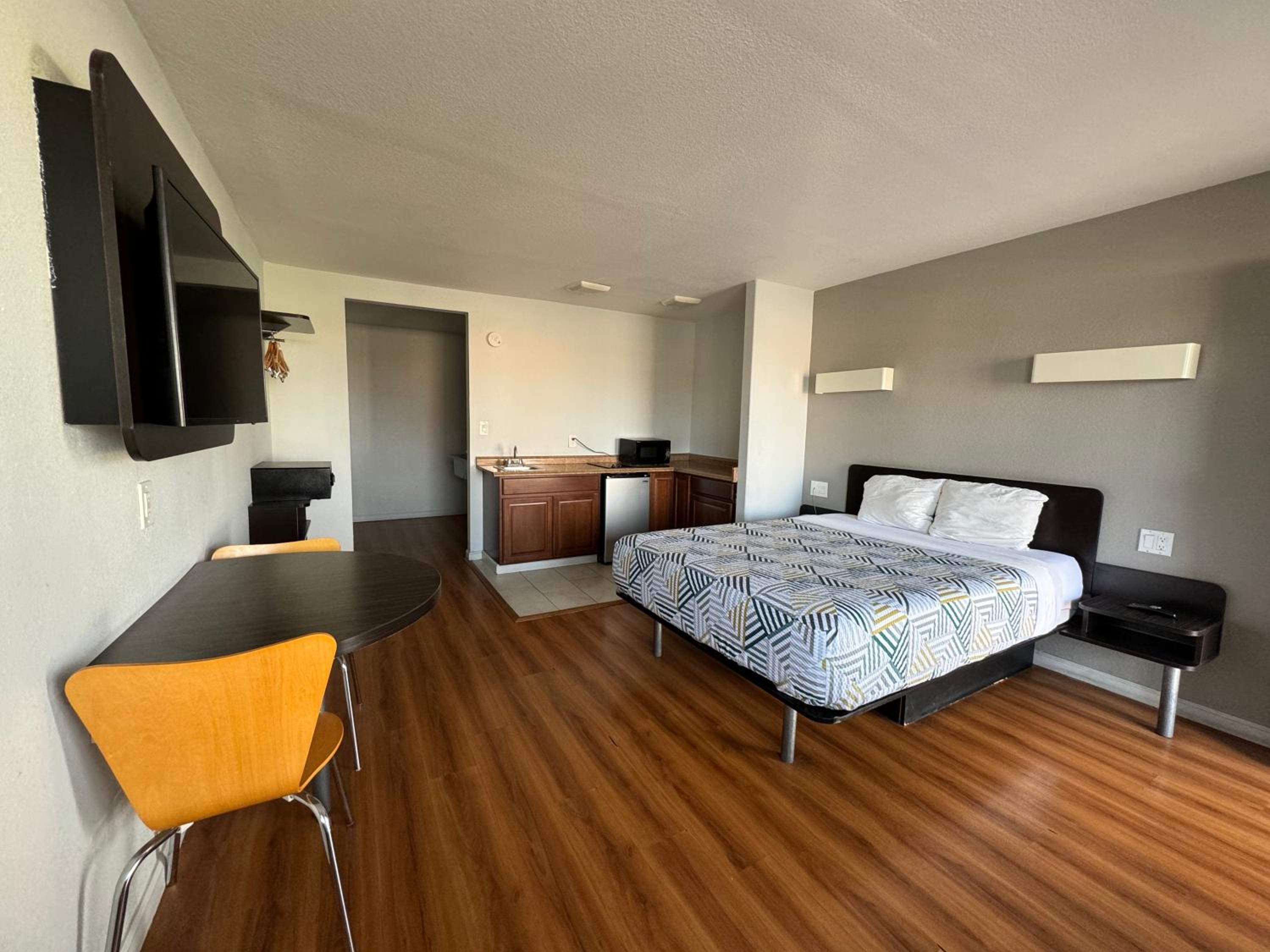 Deluxe Queen Room - Non-Smoking - Photo 3