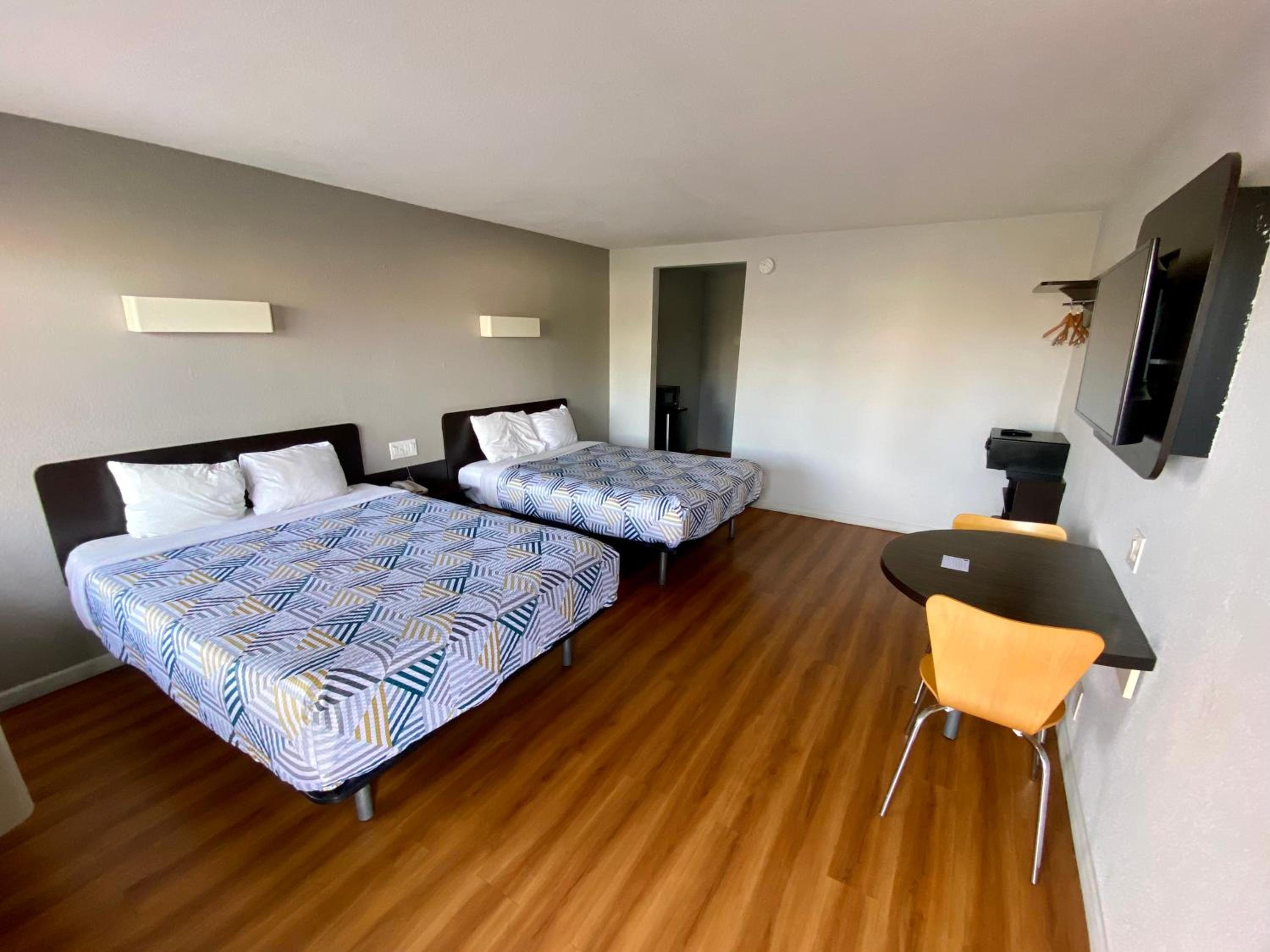 Deluxe Queen Room with Two Queen Beds - Non-Smoking - Photo 7