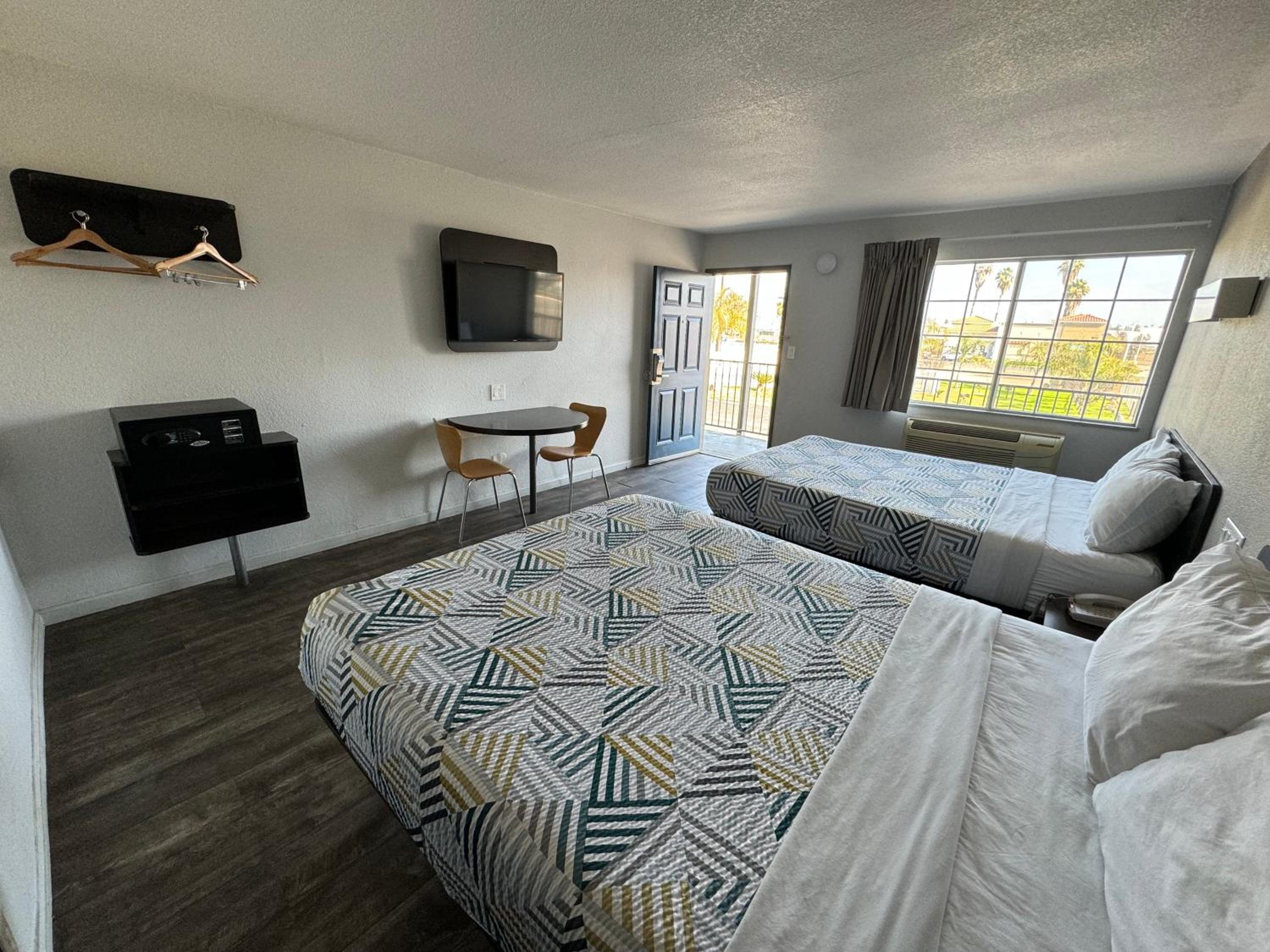 Deluxe Queen Room with Two Queen Beds - Non-Smoking - Photo 8