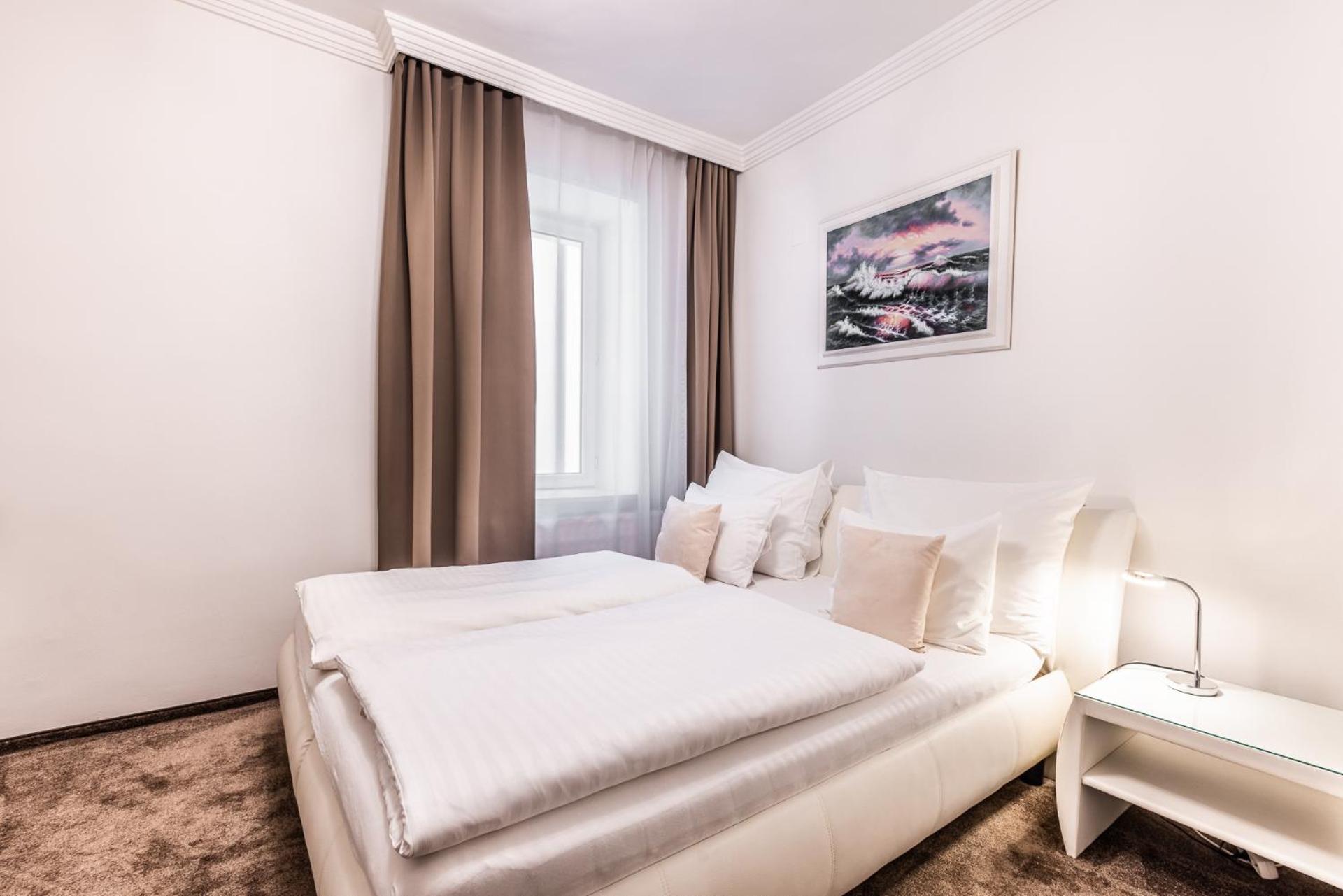 Suite - Photo 1