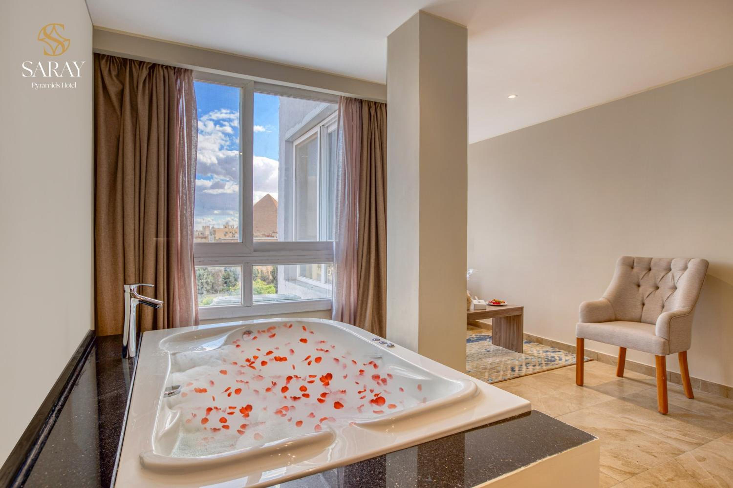 Jacuzzi Suite with Pyramids View