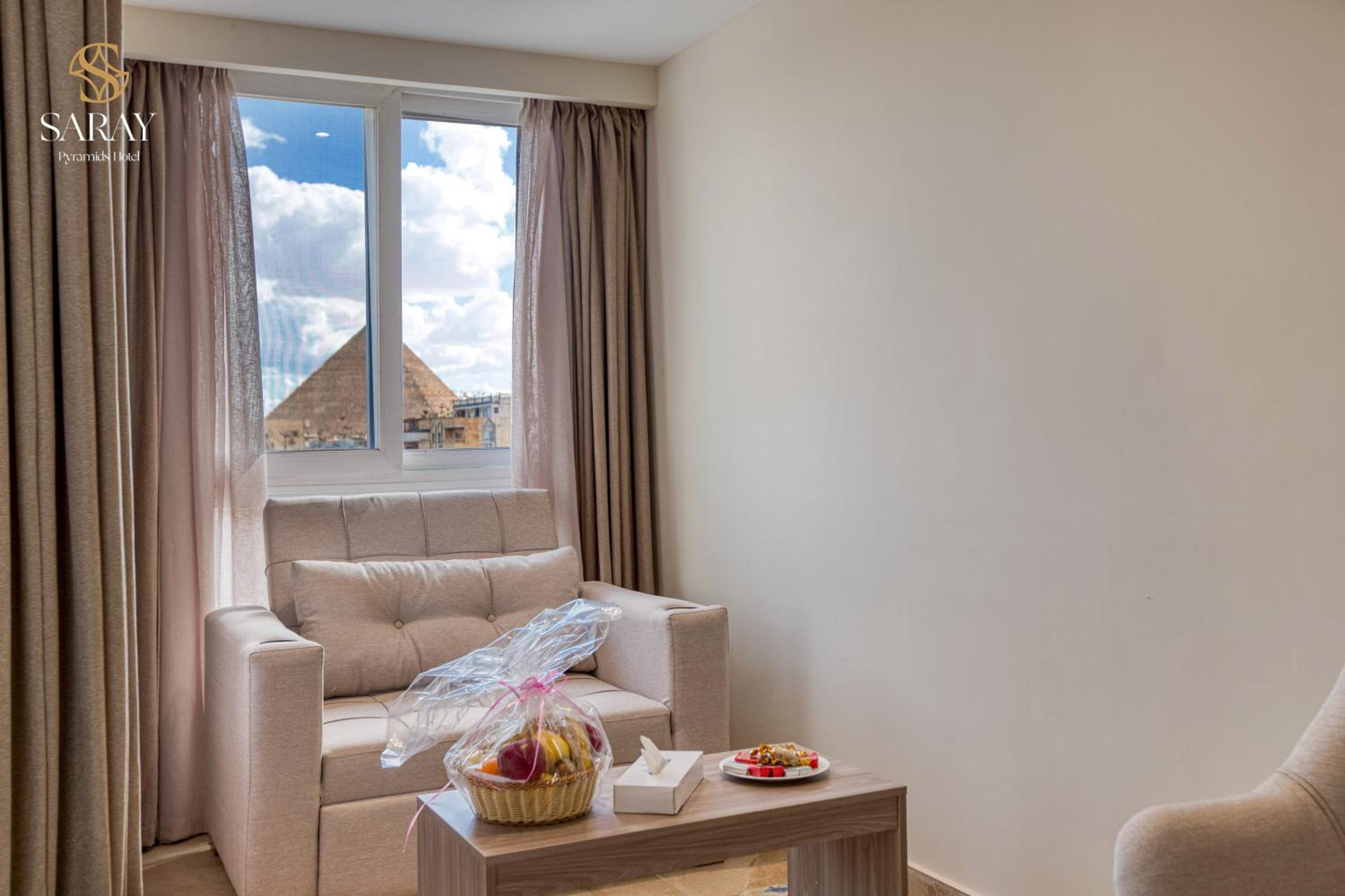 Jacuzzi Suite with Pyramids View