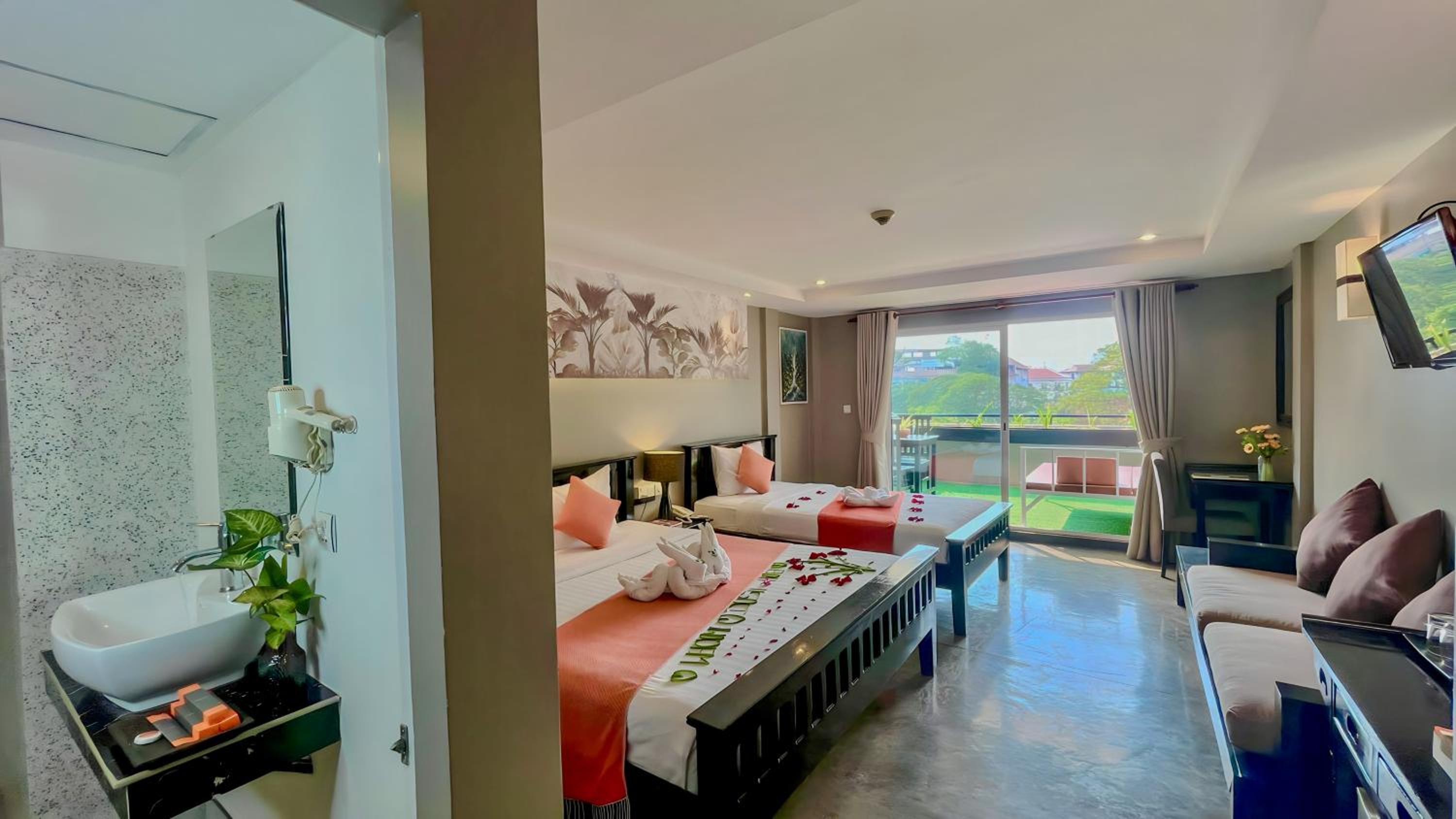 Family Room with Terrace River View - Free Pick Up - Photo 2