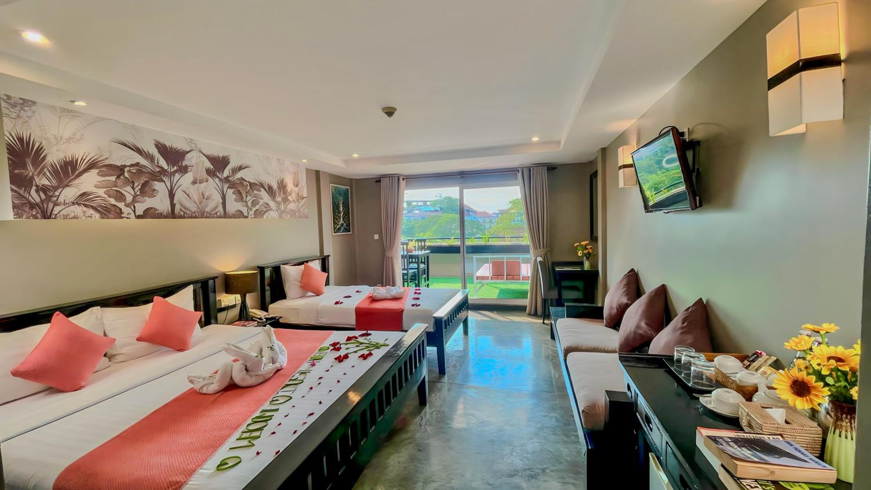 Family Room with Terrace River View - Free Pick Up - Photo 1