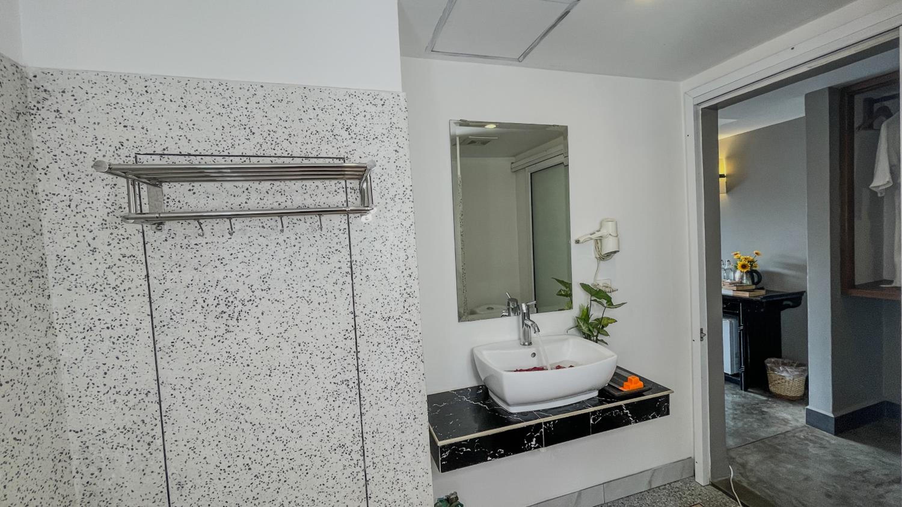Family Room with Terrace River View - Free Pick Up - Photo 8