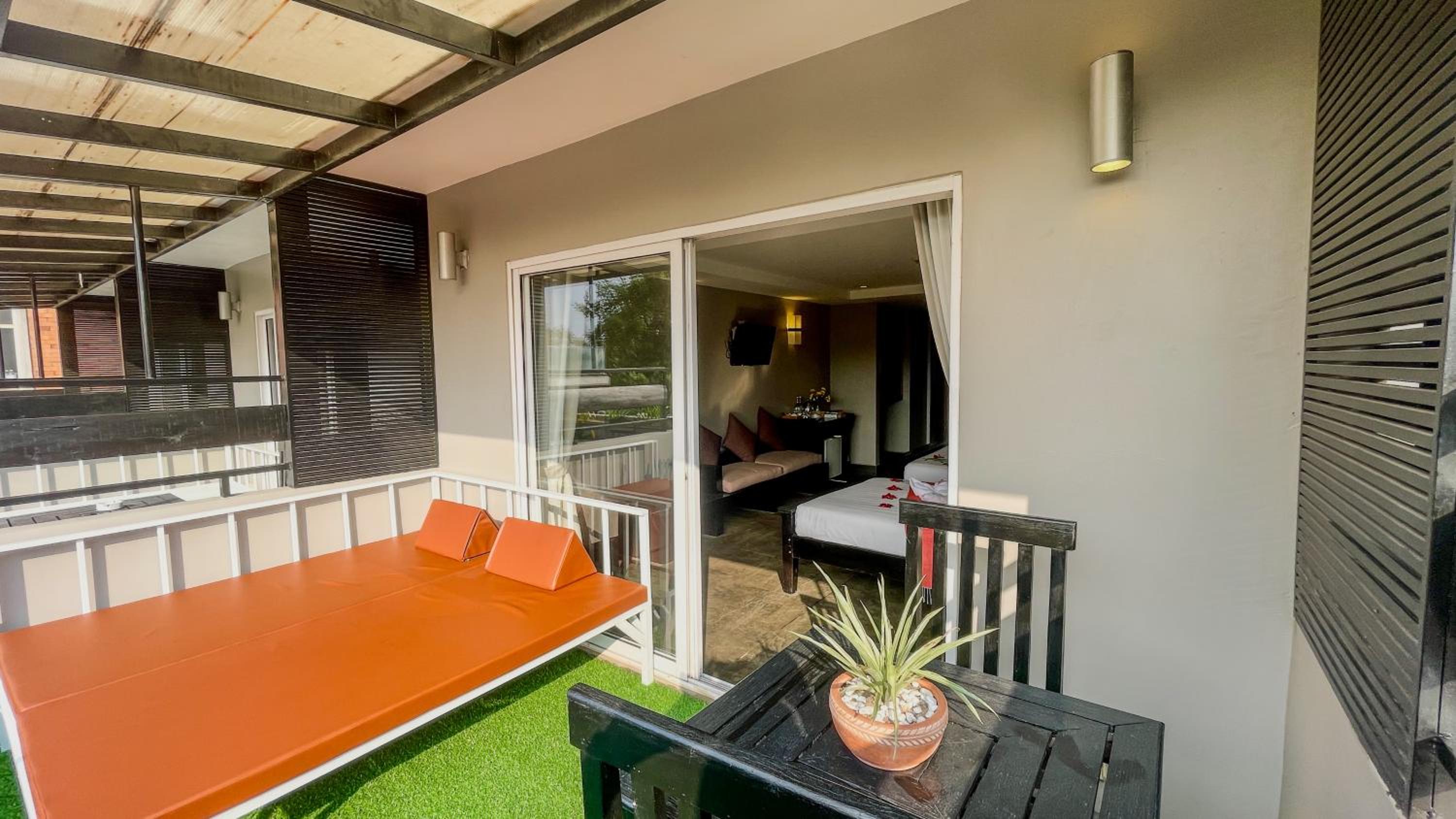 Family Room with Terrace River View - Free Pick Up - Photo 10