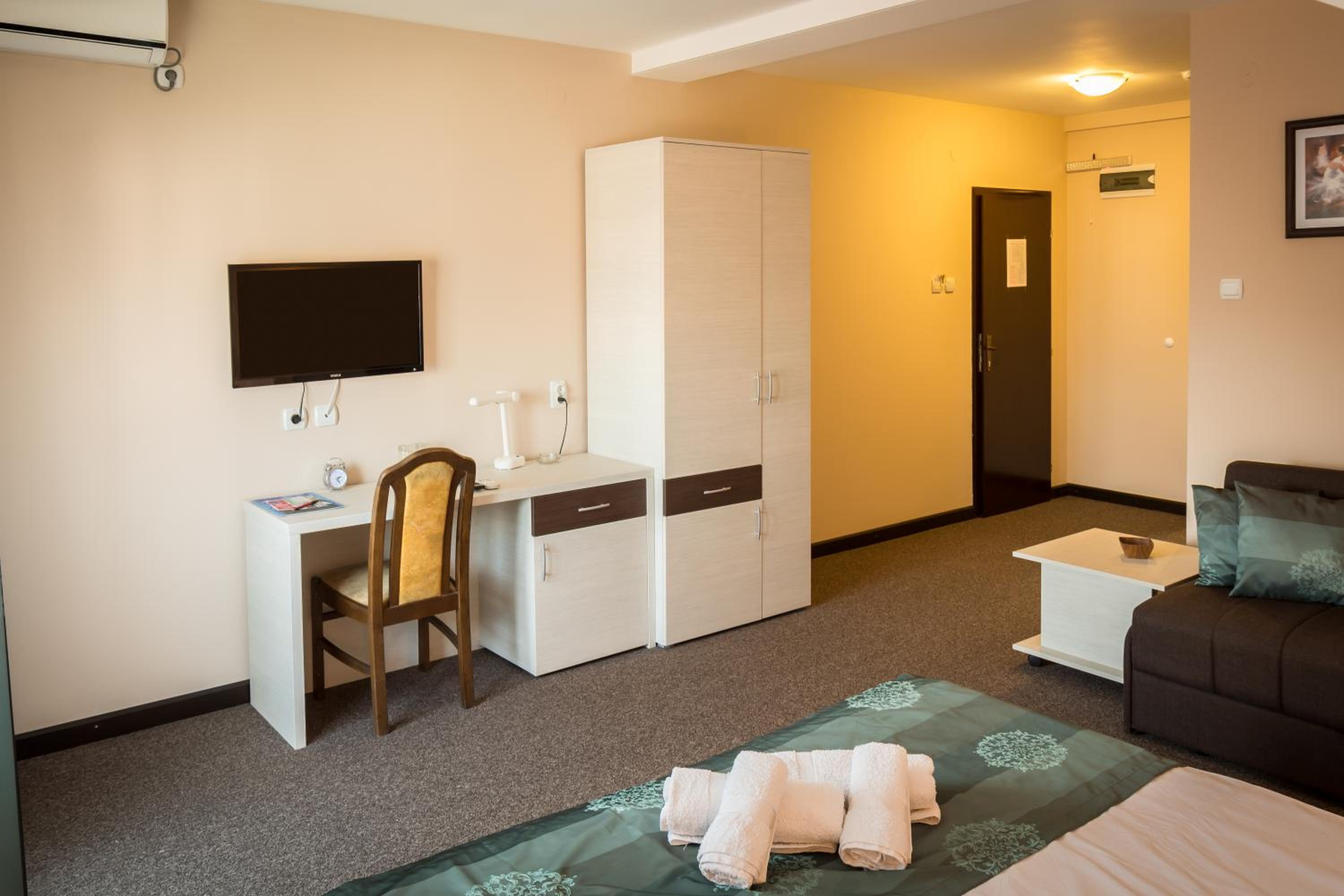 Superior Double or Twin Room - Photo 10
