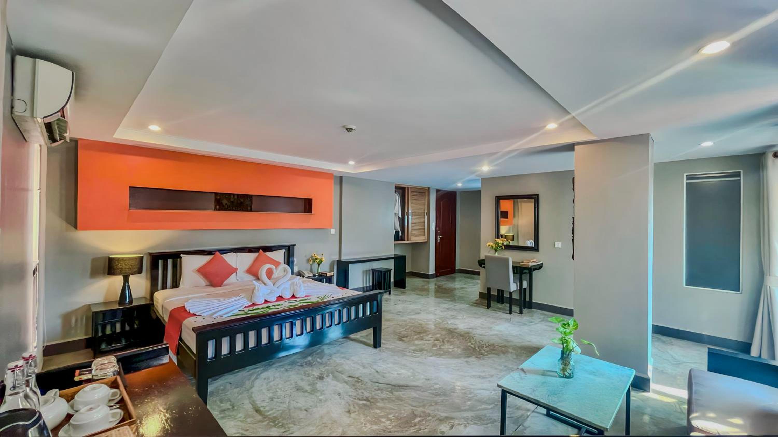 King Suite with Terrace River View - Free Pick Up - Photo 1