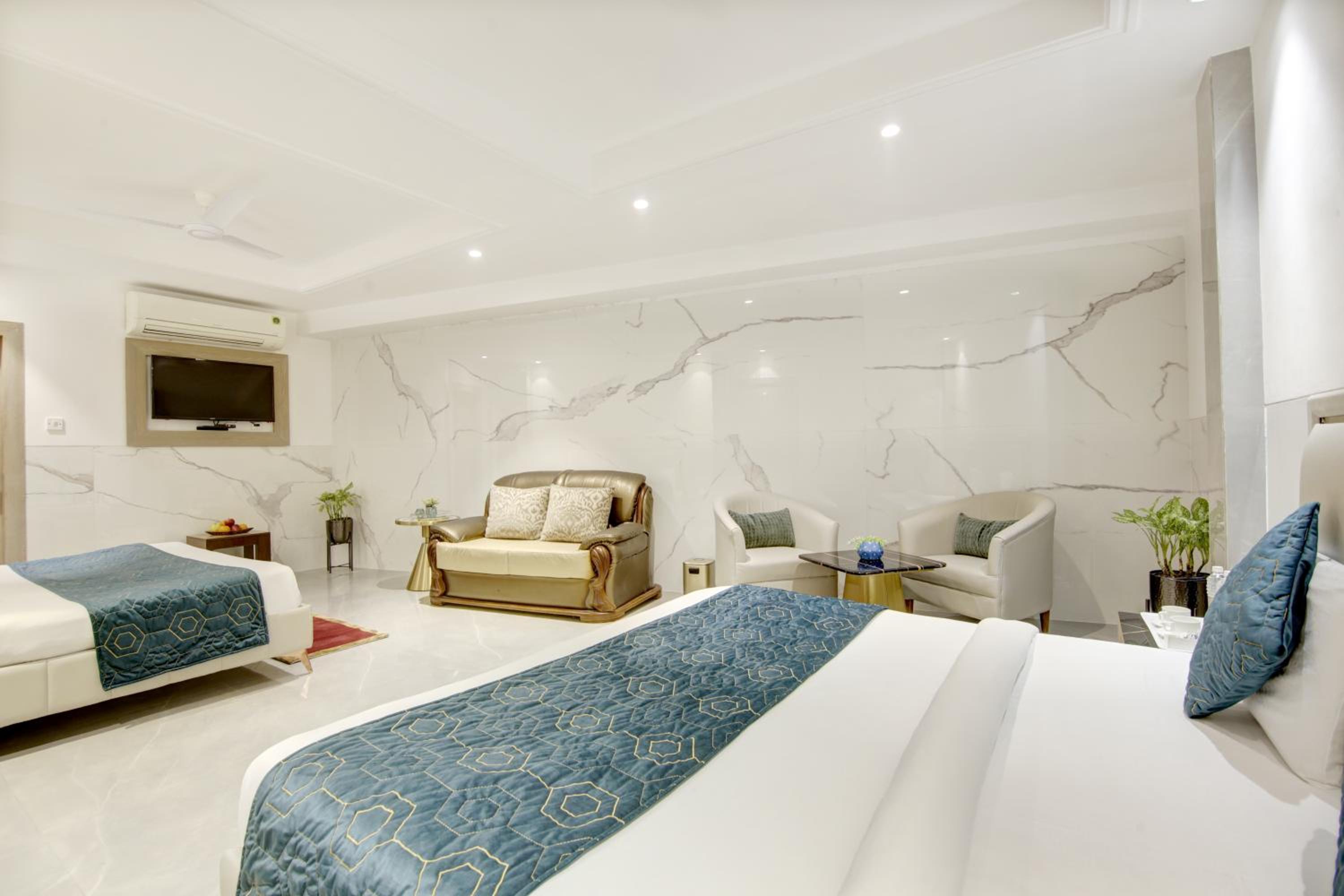 Deluxe Family Suite - Photo 3