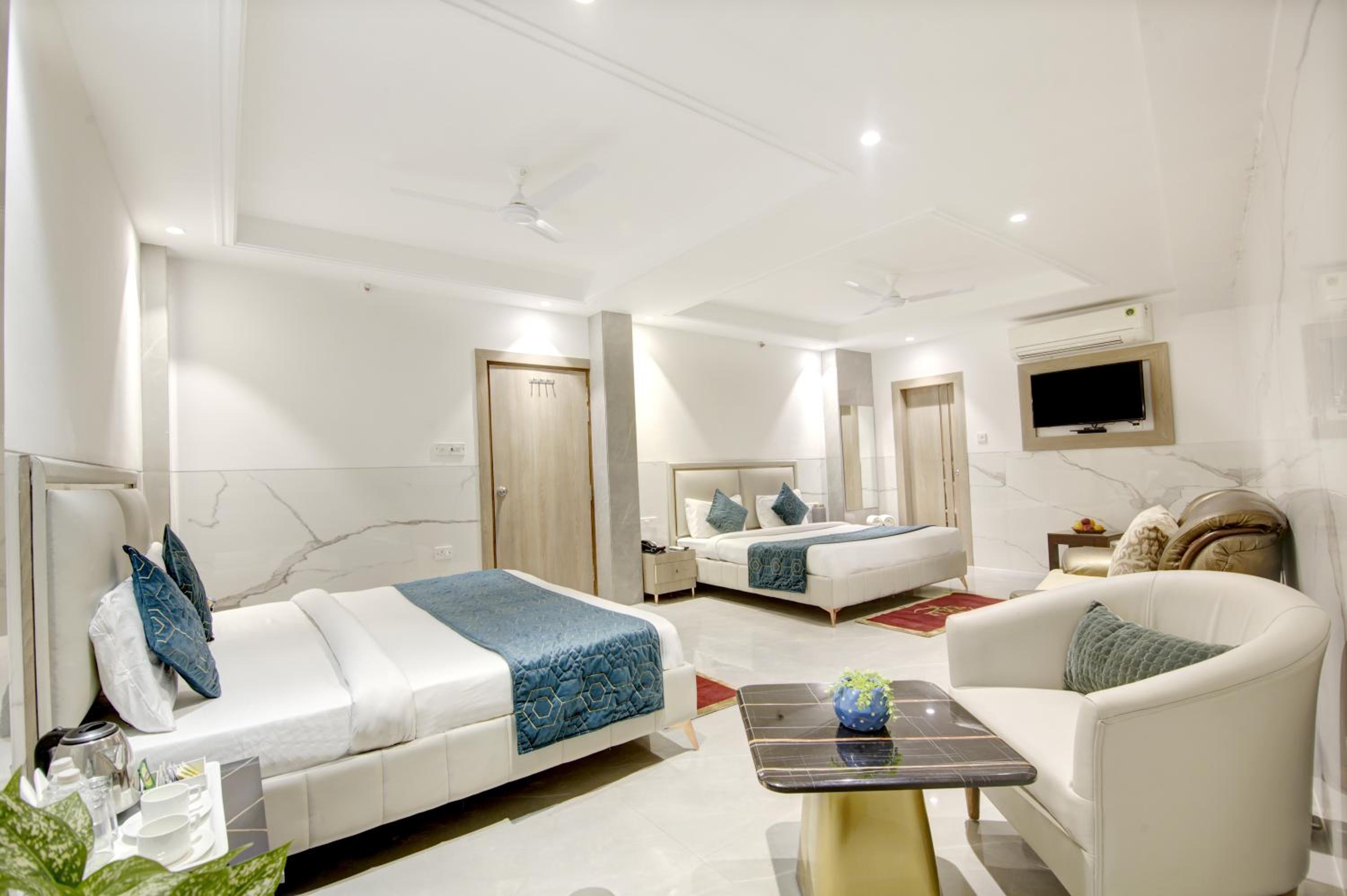 Deluxe Family Suite - Photo 2