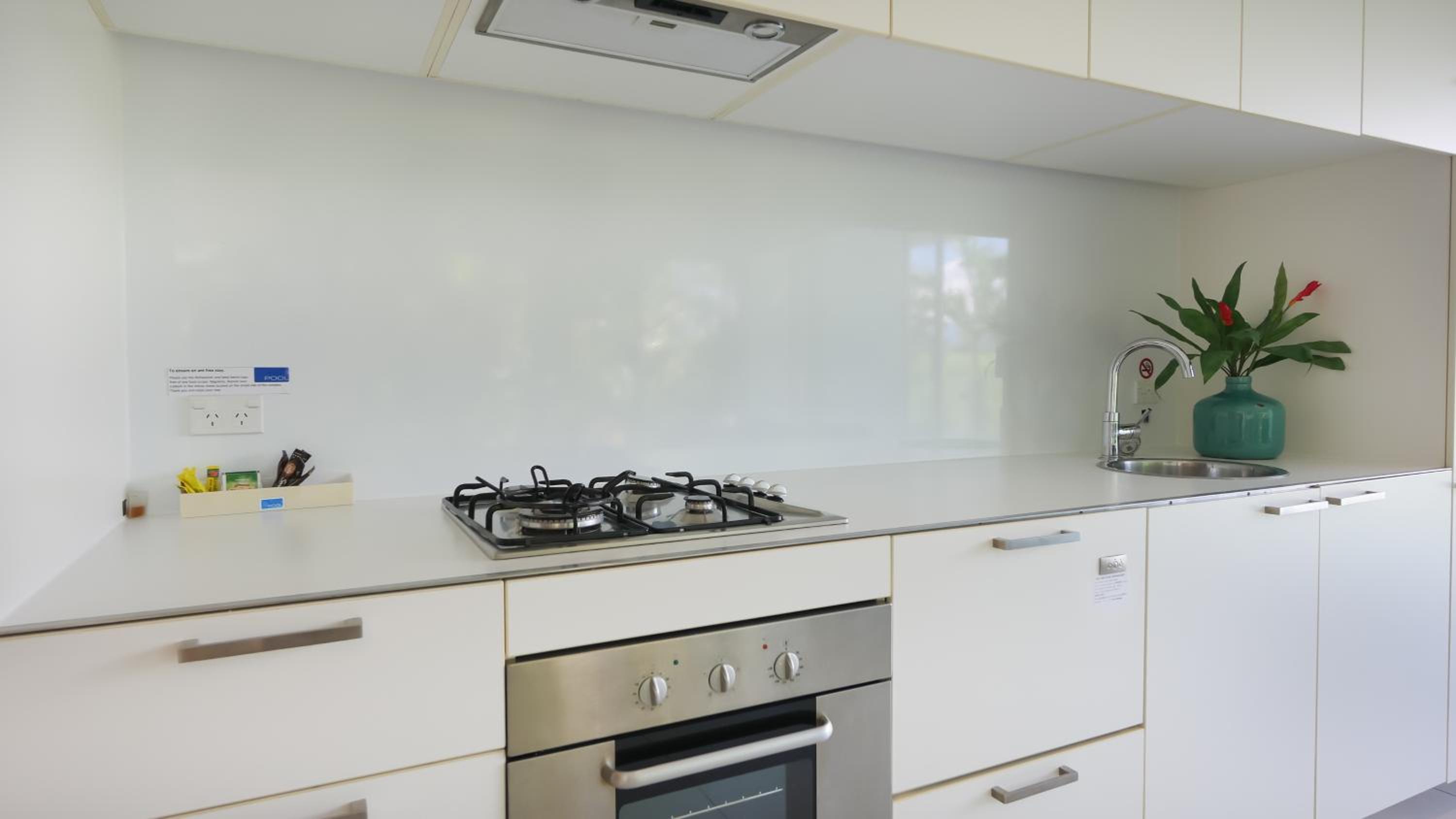 Two-Bedroom Apartment with Pool Access - Swim Out photo 3