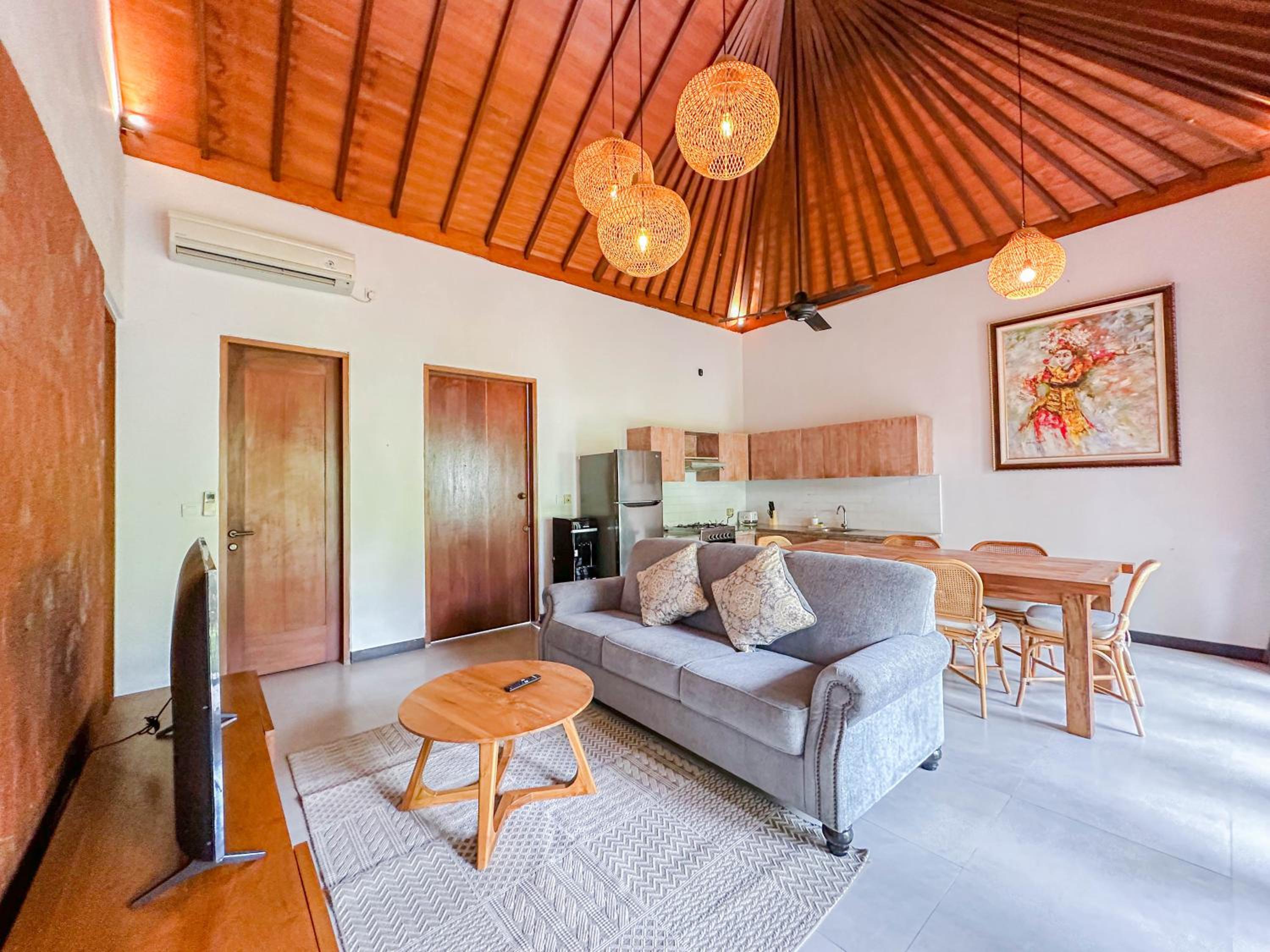 Three-Bedroom Villa with Bathtub and Kitchen photo 3